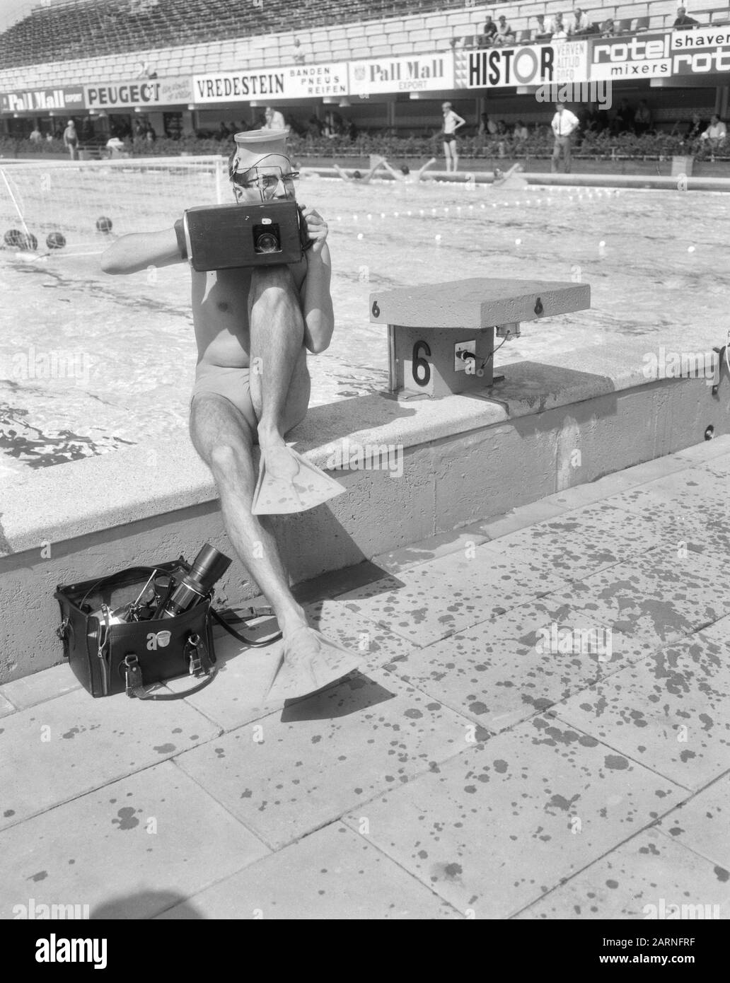 Ronnie Kroon con macchina fotografica subacquea, Corona con macchina fotografica Data: 18 agosto 1966 Parole Chiave: Macchina fotografica, fotografi, piscine Nome personale: Crown, Ronnie Foto Stock