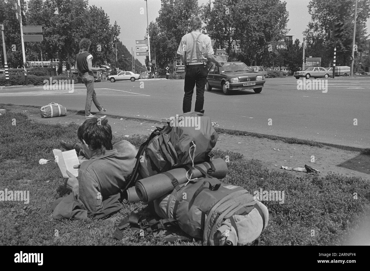 Esodo di vacanze iniziato; vacanzieri ad Amsterdam vicino a una strada a sud Data: 3 luglio 1987 Località: Amsterdam, Noord-Holland Parole Chiave: Vacanze Foto Stock