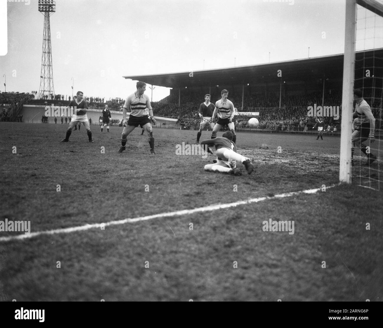 Partita di calcio DOS - ADO in Utrecht: 2-1 Data del momento del gioco: 20 Novembre 1966 Località: Utrecht (provincia), Utrecht (città) Parole Chiave: Sport, football Nome dell'istituto: ADO Foto Stock