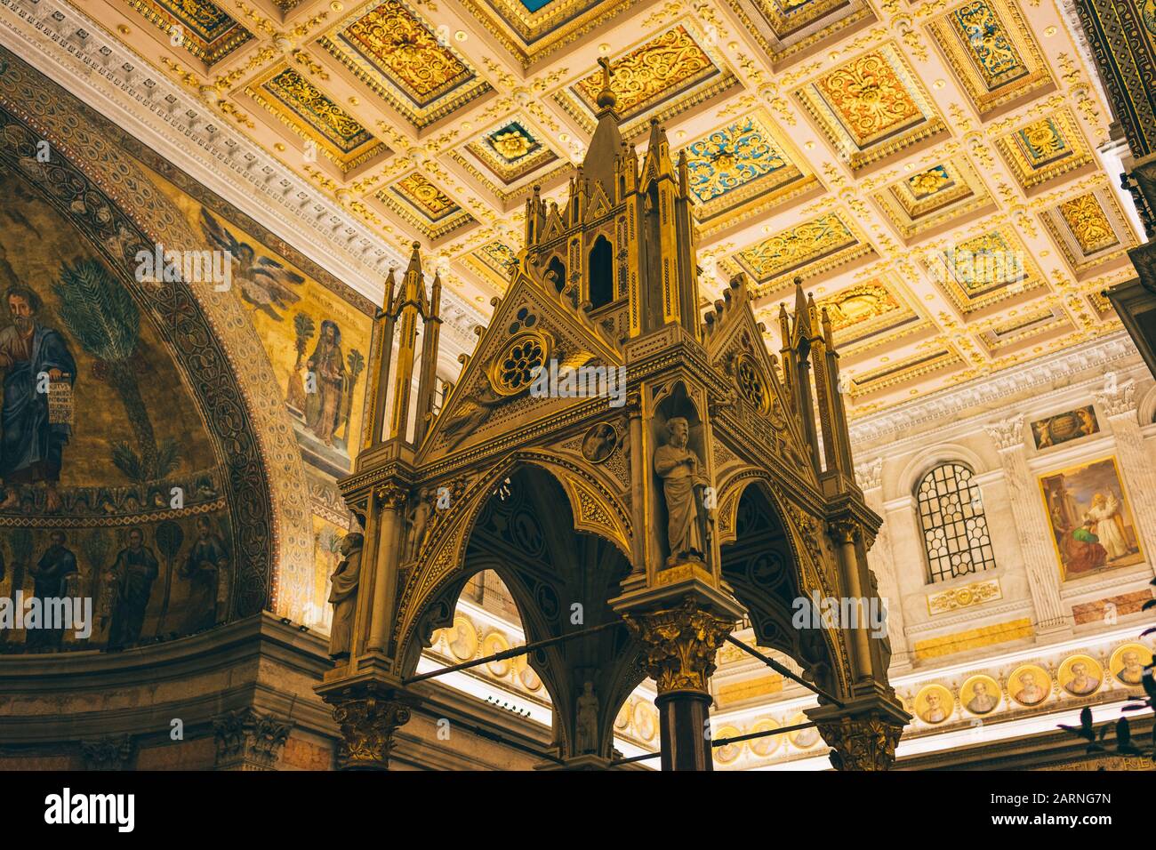 Roma, Italia - 3 Gen 2020: Basilica Di San Paolo Fuori Le Mura, Papale San Paolo Fuori Le Mura, Interno, Roma, Lazio, Italia Foto Stock