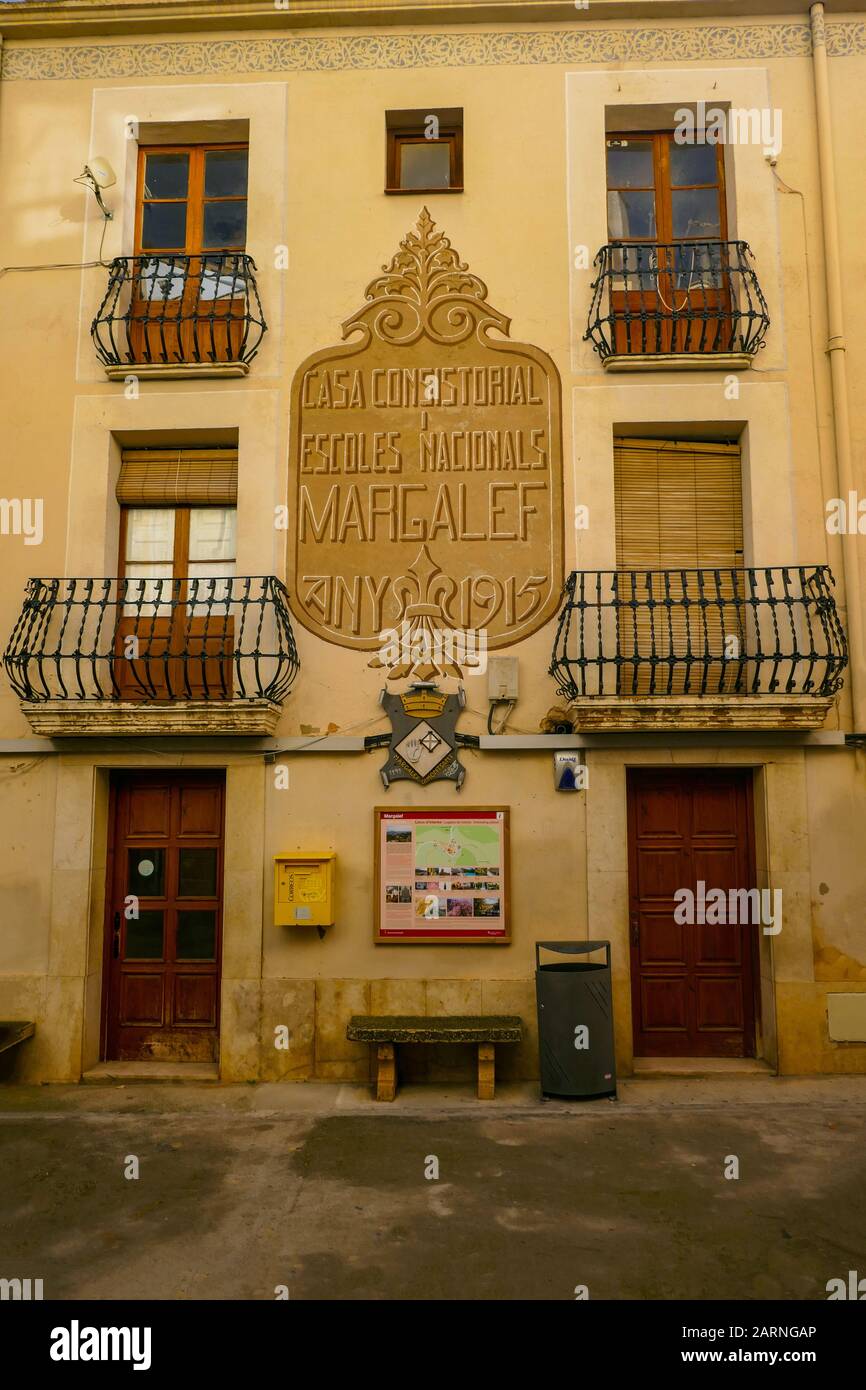 Vecchia scuola in piazza della città nella città di Margalef in inverno, Lleida, Catalunya, Spagna Foto Stock