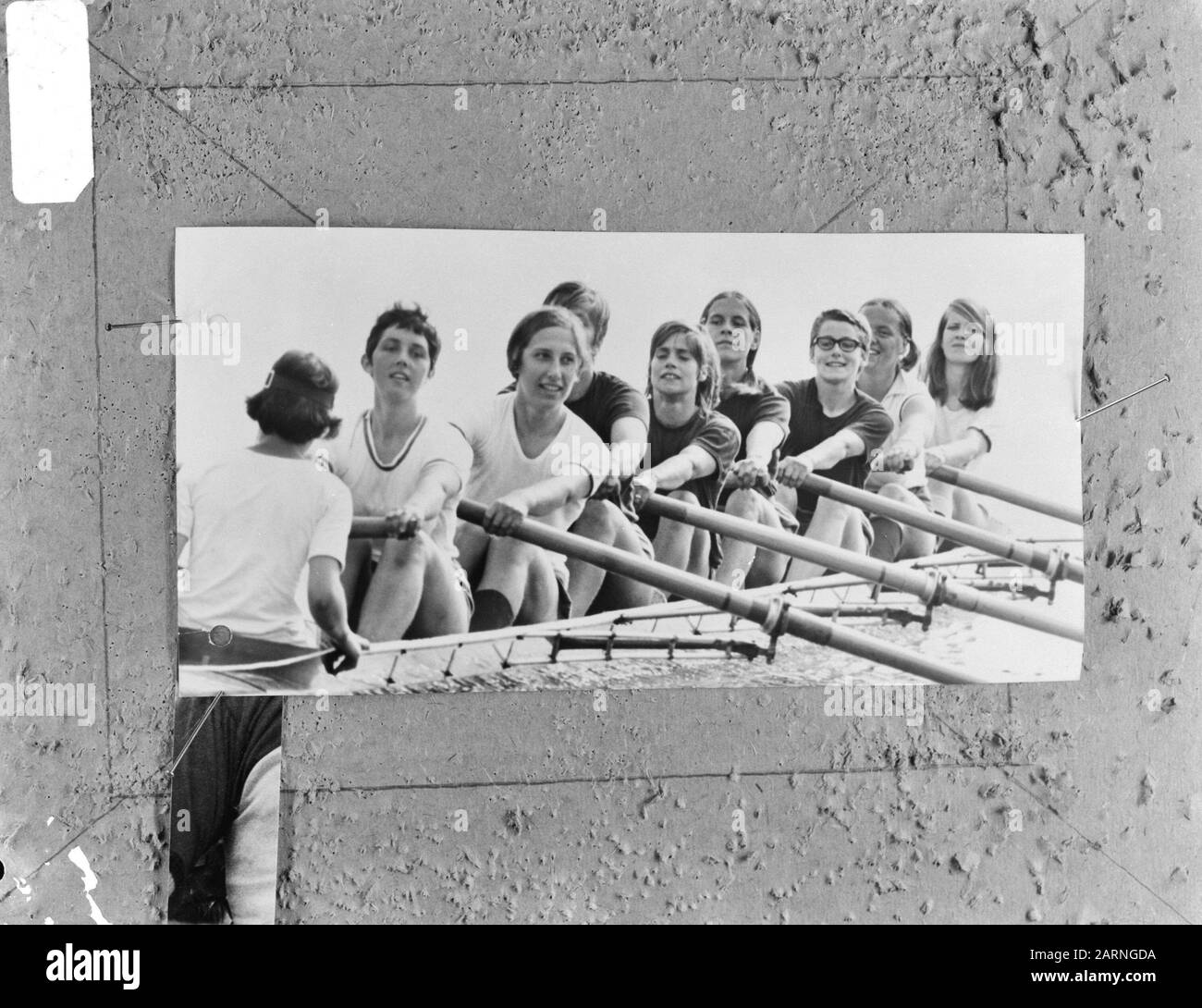Canottaggio Campionati Olandesi Donne A Bobaan. Le Signore Otto di Viking Tachos dopo la loro vittoria Data: 7 luglio 1968 Località: Amsterdam, Amsterdam, Bos di Amsterdam, Babbaan, Noord-Holland Parole Chiave: Barche a remi, canottaggio, sport, donne, competizioni Foto Stock