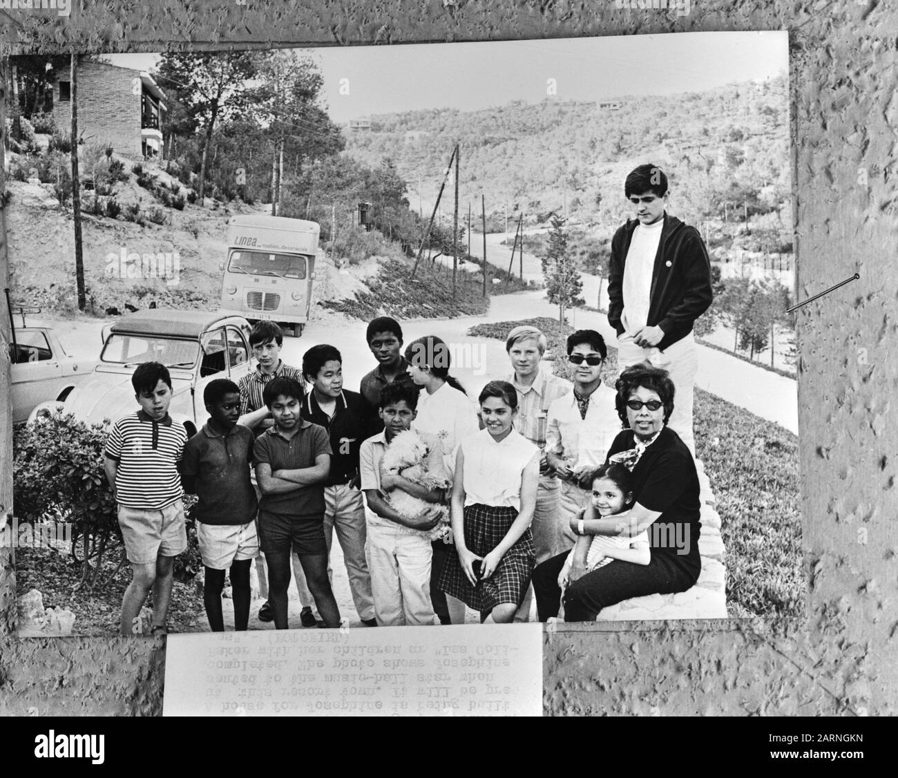 Josephine Baker con figli adottivi in vacanza in Spagna Data: 14 luglio 1969 luogo: Spagna Parole Chiave: Bambini adottivi, vacanze, cantanti Nome personale: Baker, Josephine Foto Stock