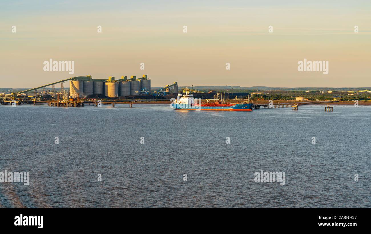 Vicino a Imingham, North Lincolnshire, Inghilterra, Regno Unito - 14 maggio 2019: Vista verso il porto, visto dal fiume Humber Foto Stock