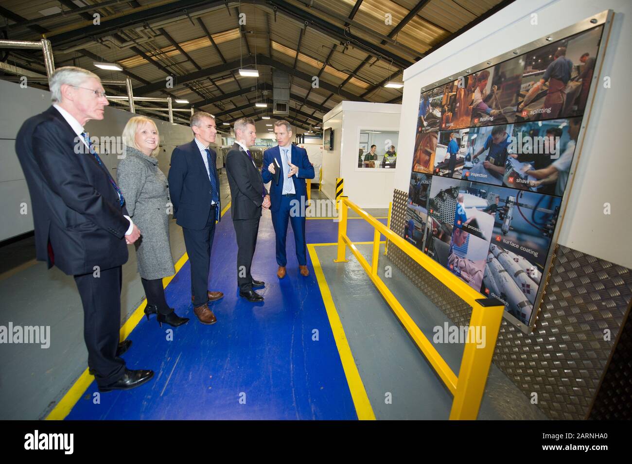 Ponte Di Weir, Regno Unito. 28th Gen 2020. Nella foto: Economia Secretary, Derek Mackay MSP, visita il Gruppo Scottish Leather, un esportatore di prodotti in pelle con sede a Bridge of Weir. La sua visita coincide con la pubblicazione delle statistiche sulle esportazioni per il 2018. Le statistiche includeranno il valore delle esportazioni scozzesi verso il resto del Regno Unito, l'Unione europea e a livello internazionale. Credito: Colin Fisher/Alamy Live News Foto Stock