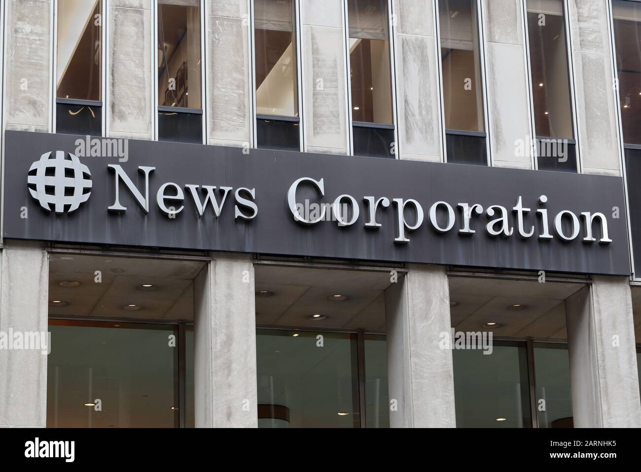 Il logo della News Corporation nella sede centrale di New York, New York Foto Stock
