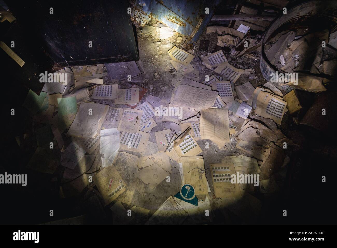 Il vecchio ufficio postale di documenti in Krasne villaggi abbandonati della centrale nucleare di Cernobyl la zona di alienazione intorno al reattore nucleare disastro, Ucraina Foto Stock