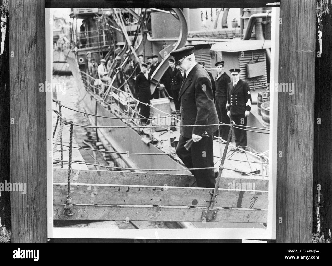 [Primo Signore dell'Ammiragliato A.V. Alexander disimbarks a Dutch warship after an Inspection visit] Date: {1940-1945} Location: Great Britain Keywords: Inspection, Navy Officers, Warships, World War II Personal name: Alexander, A.V. Nome dell'istituto: RNN Foto Stock