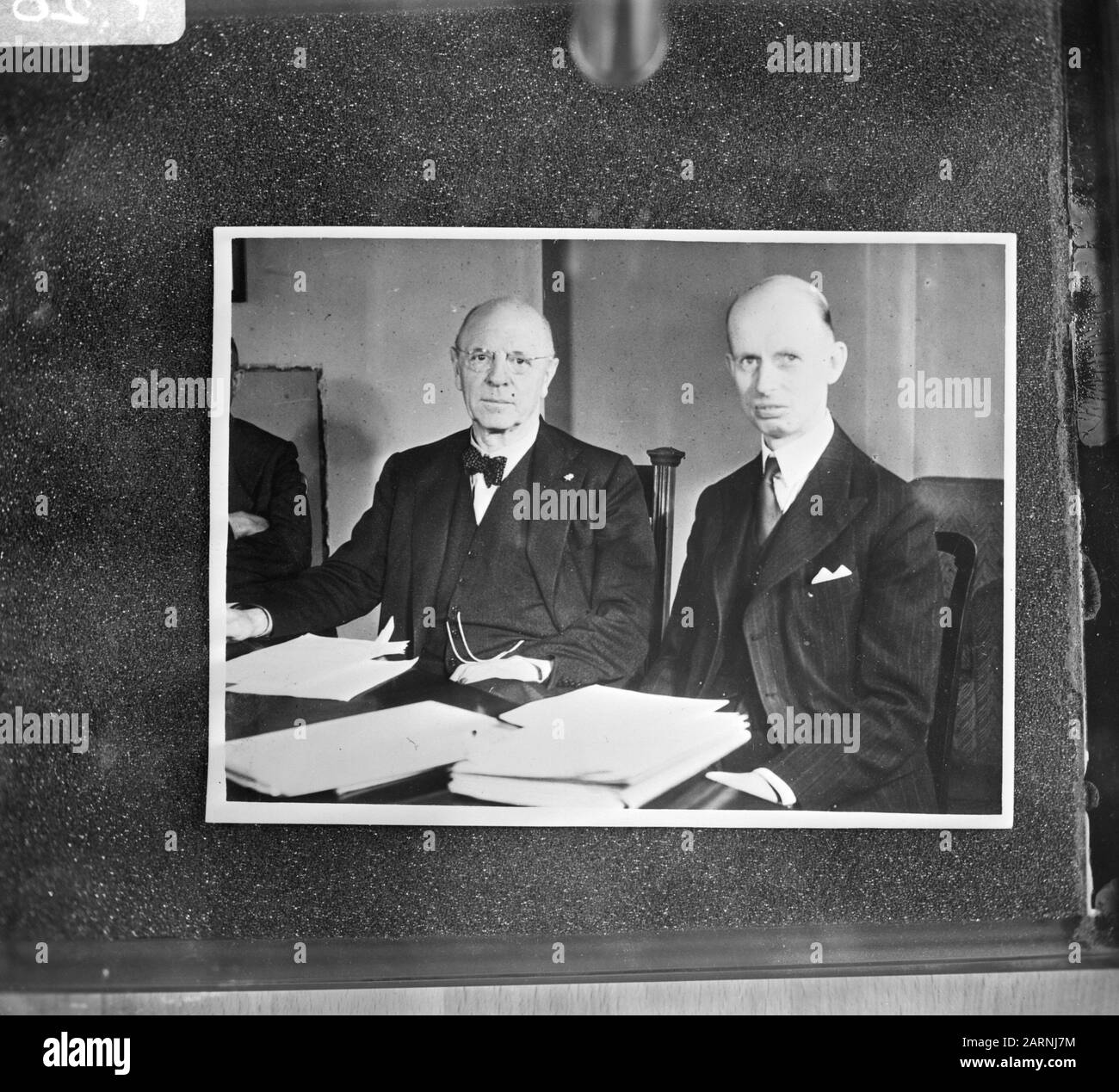 P [Portraits/Persons]/Anefo London Series J. W. Albarda (a sinistra), Ministro Della Gestione Delle Acque e E.N. van Kleffens Ministro degli Affari Esteri alla prima riunione del Consiglio a Londra del Secondo Gabinetto Gerbrandy. Data: Luglio 1941 luogo: Gran Bretagna, Londra Parole Chiave: Armadietti, ministri, ritratti, governi, seconda guerra mondiale Nome personale: Albarda, Johan Willem, Kleffens, E.N. di Foto Stock