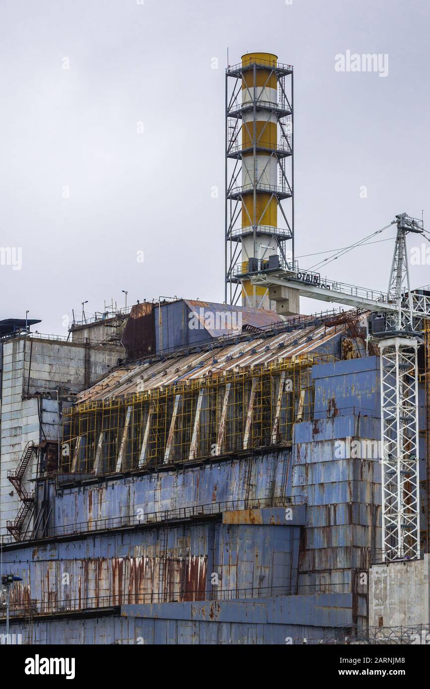 Il vecchio sarcofago di cemento e acciaio del reattore n. 4 della centrale nucleare di Cernobyl nella zona di alienazione in Ucraina Foto Stock