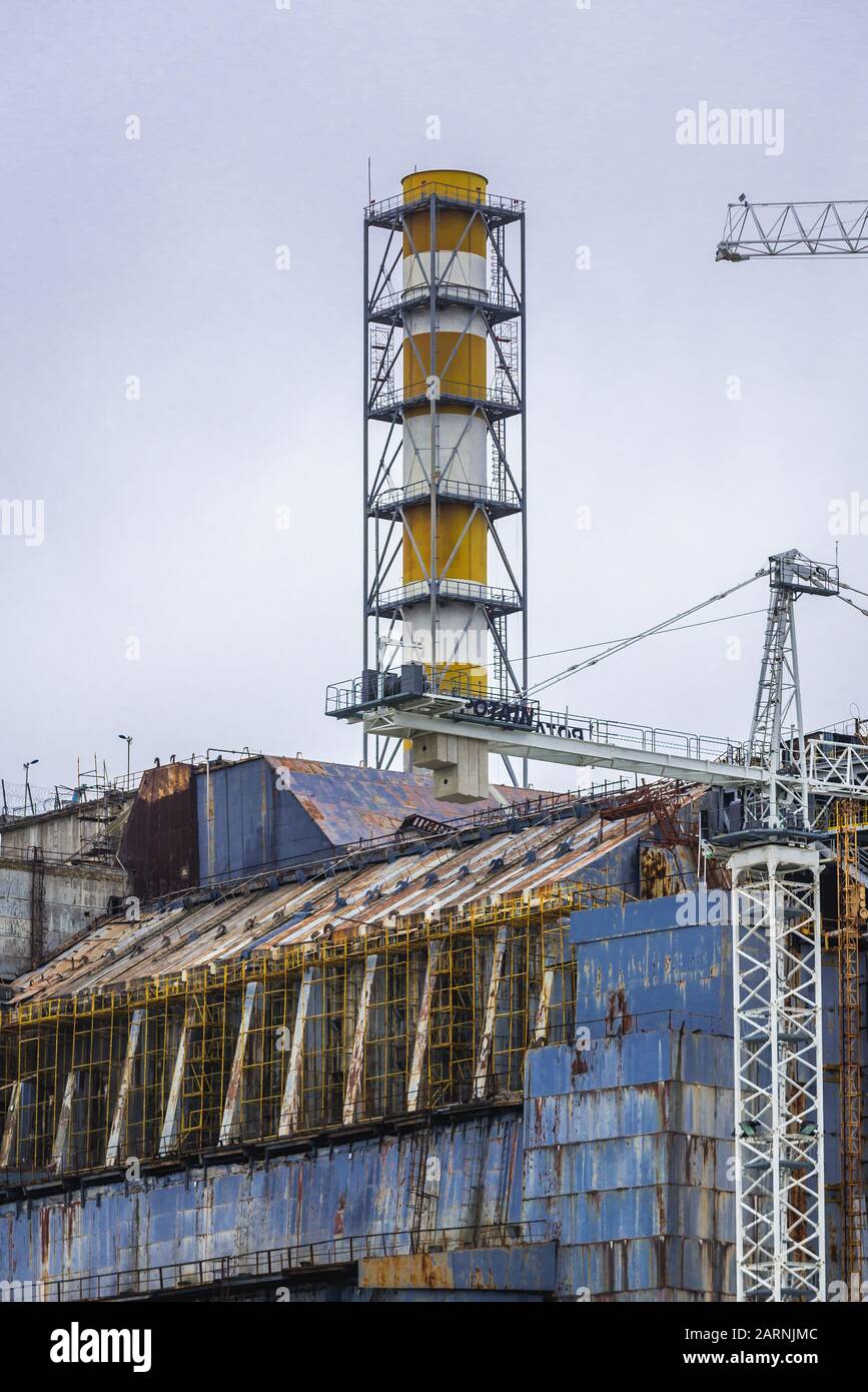 Il vecchio sarcofago di cemento e acciaio del reattore n. 4 della centrale nucleare di Cernobyl nella zona di alienazione in Ucraina Foto Stock