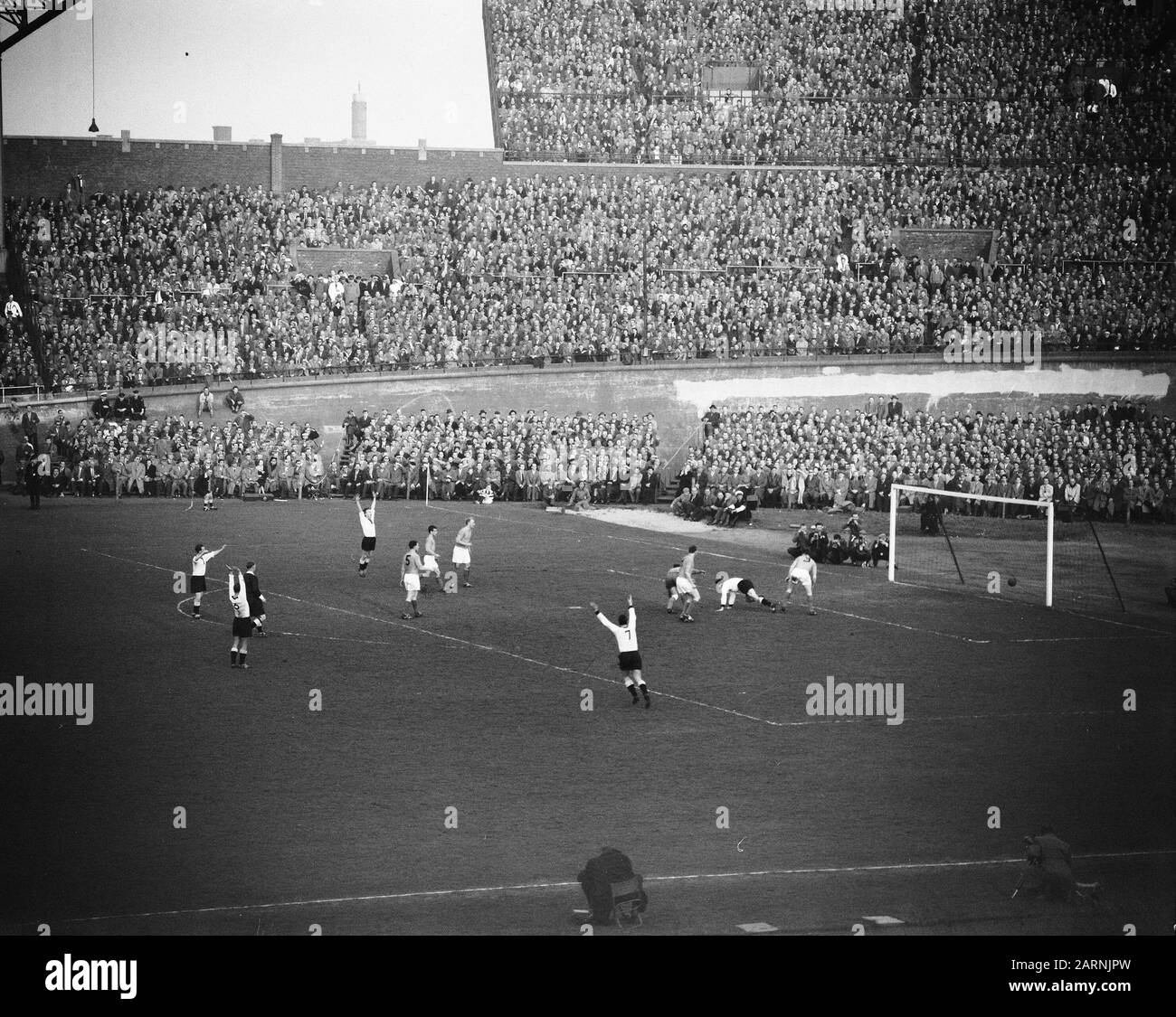 Calcio Olanda Contro Germania Nello Stadio Olimpico Di Amsterdam. Secondo obiettivo tedesco Data: 3 aprile 1957 Località: Amsterdam, Noord-Holland Parole Chiave: Obiettivi, sport, calcio Nome dell'istituzione: Olympic Stadium Foto Stock