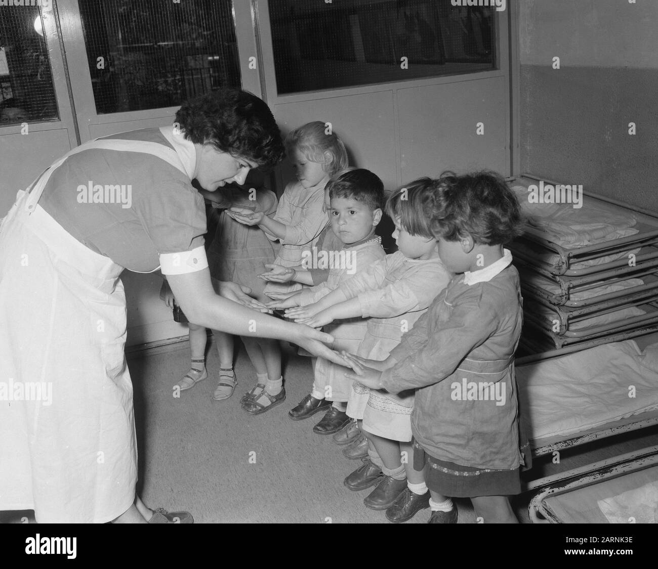 Precauzioni contro L'influenza A Amsterdam Data: 5 Luglio 1957 Località: Amsterdam, Noord-Holland Parole Chiave: Precauzioni Foto Stock Precauzioni contro L'influenza A Amsterdam Data: 5 Luglio 1957 Località: Amsterdam, Noord-Holland Parole Chiave: Precauzioni Foto Stock