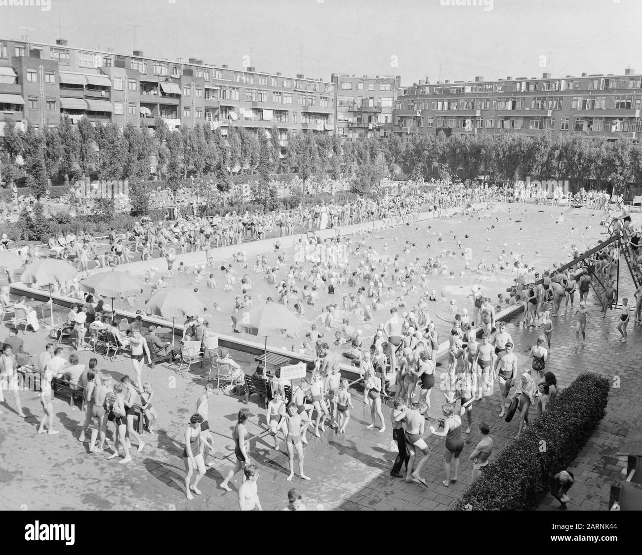 Calore A Rotterdam Data: 14 Giugno 1957 Località: Rotterdam, Zuid-Holland Parole Chiave: Piscine Foto Stock