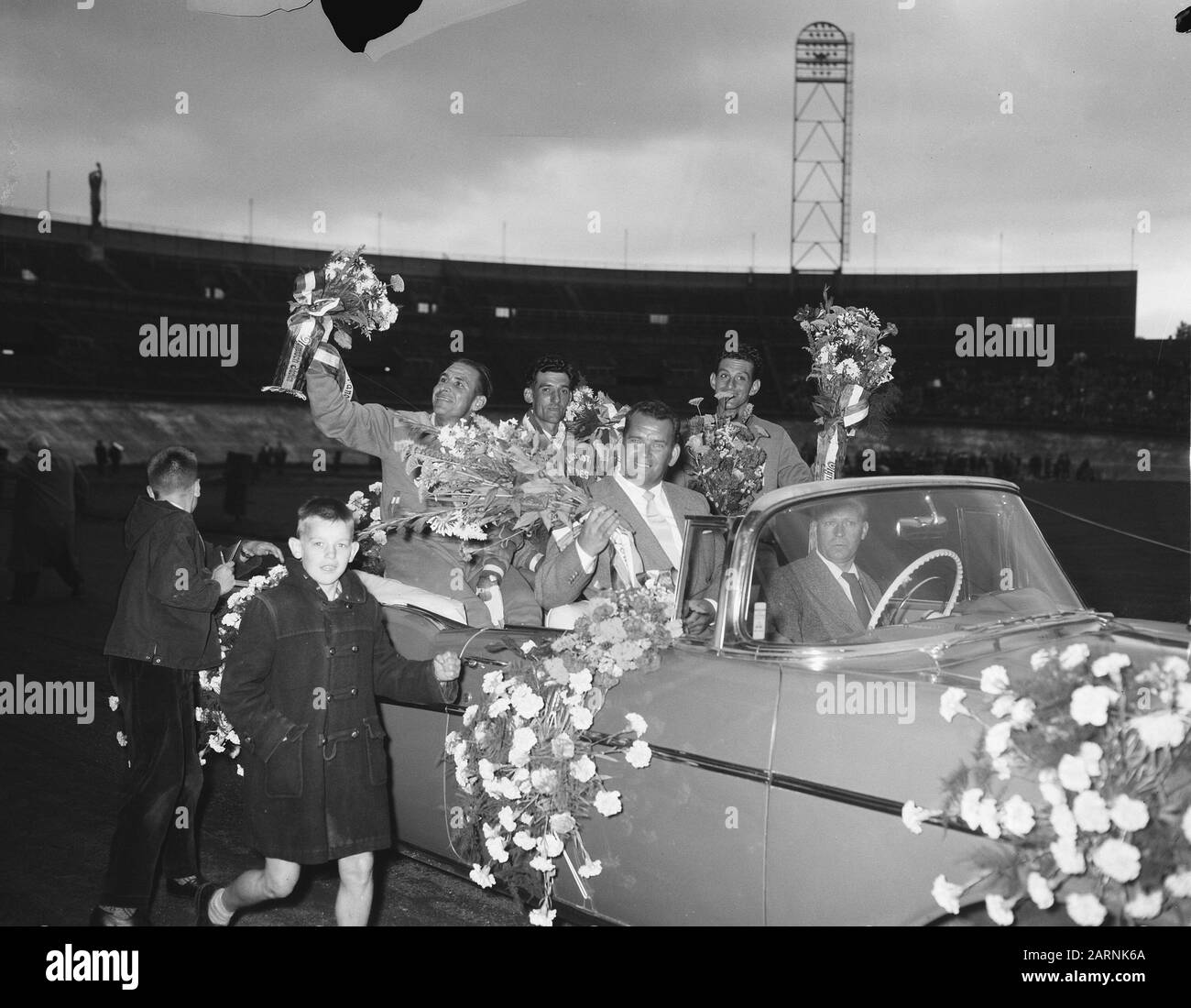 Squadra Olandese (Tour de France) allo Stadio Olimpico di Amsterdam Data: 22 Luglio 1957 Località: Amsterdam, Noord-Holland Parole Chiave: Hultations, Teams Nome dell'istituzione: Olympic Stadium Foto Stock