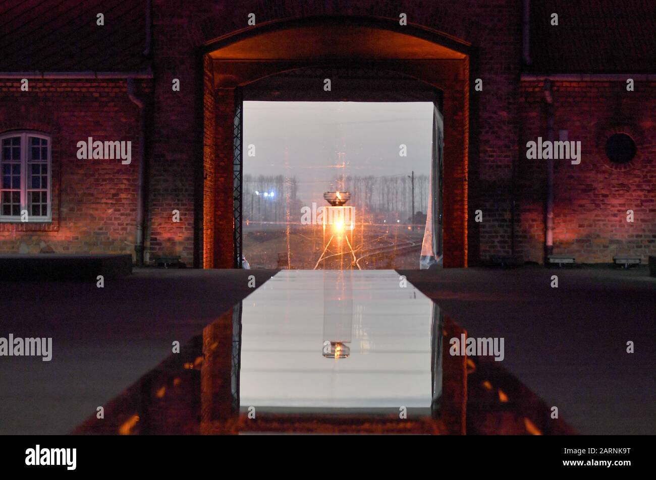 Oswiecim, Polonia. 27th Gen 2020. Installazione leggera durante la commemorazione del 75th anniversario della liberazione dell'ex campo di concentramento tedesco Auschwitz. Credito: Britta Pedersen/dpa-Zentralbild/ZB/dpa/Alamy Live News Foto Stock