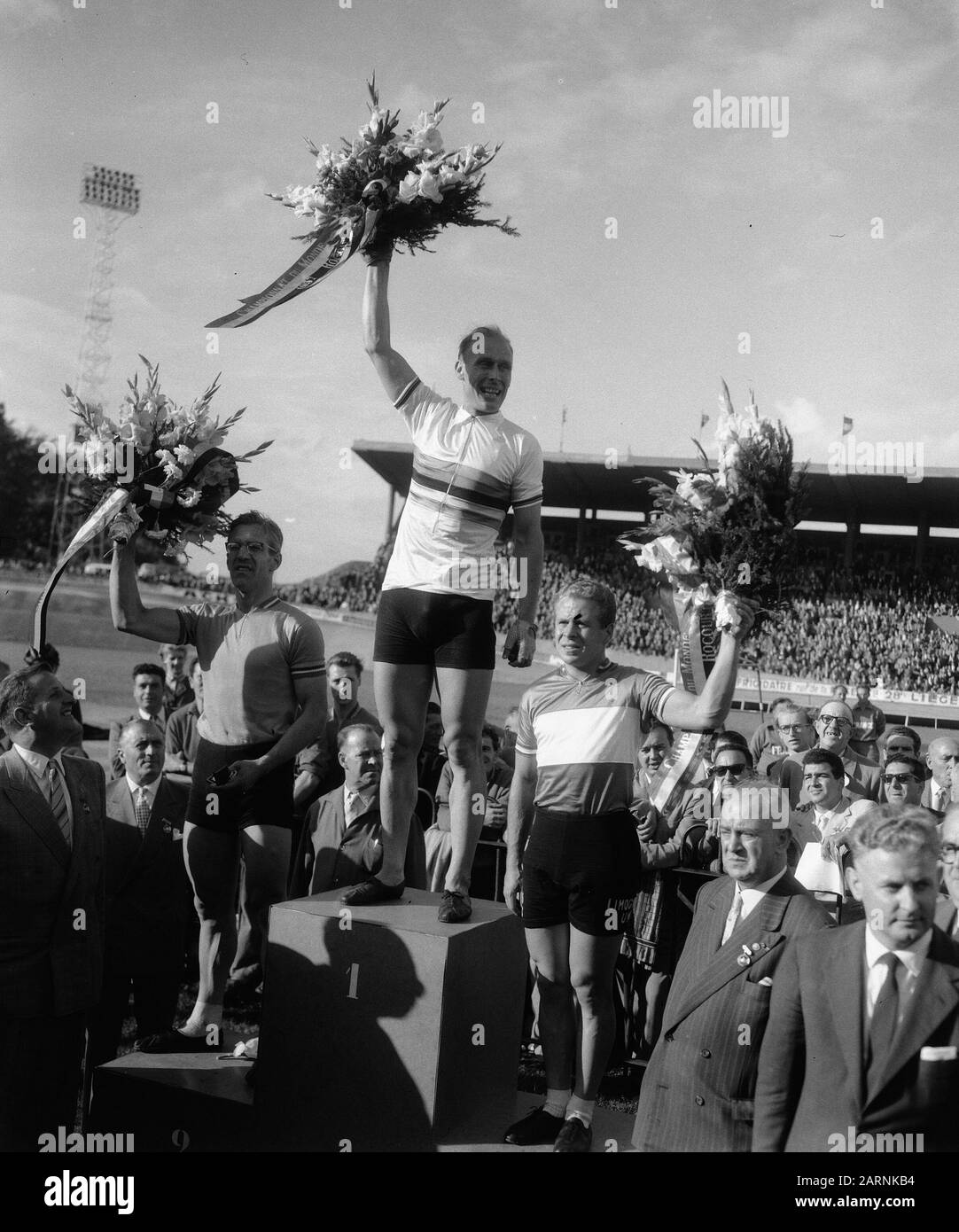 Campionati Mondiali Di Ciclismo A Liegi (Roncourt). Huldiging sprint. Vlnr Van Vliet, Derksen, Gaignard Data: 11 agosto 1957 luogo: Liegi Parole Chiave: Pista, sport, ciclismo Nome personale: Derksen Jan, Gaignard Robert, Vliet, Arie van Foto Stock