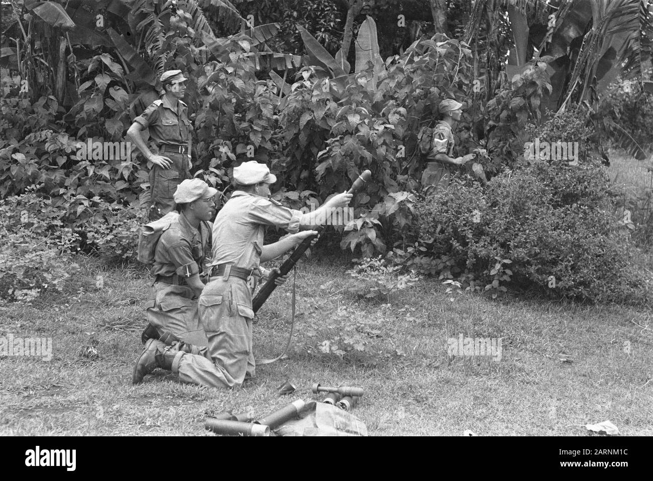 Dimostrazioni di tiro a Batavia con la nuova arma V1 Per un gran numero di autorità militari e parti interessate Maggiore A.J.H. I vini della C-Division 7 dicembre hanno dato una dimostrazione di lanci. Questa granata da pistola, la cui invenzione non è immediatamente nuova, ma può essere applicata qui nel paese perché la produzione locale è possibile in non troppo tempo, ha dimostrato di avere un effetto formidabile. In diverse posizioni, può essere abbattito sdraiato, inginocchiato o in piedi. Il gruppo è composto da comandante, sparatutto e helper Data: Marzo 1949 luogo: Batavia, Indonesia, Jakarta, Dut Foto Stock