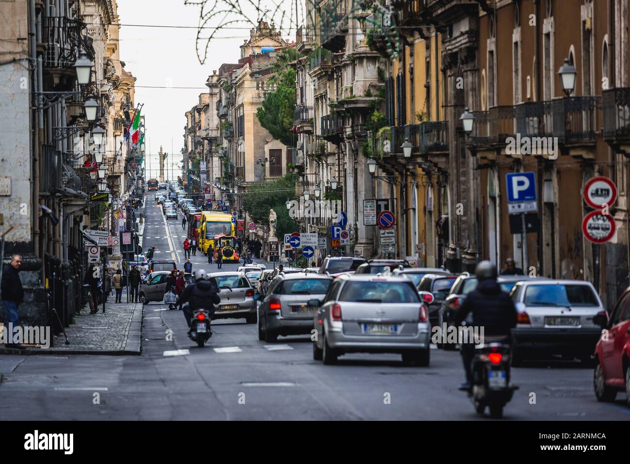 Via Vittorio Emanuele II nella città di Catania sul lato est dell'isola di Sicilia, Italia Foto Stock