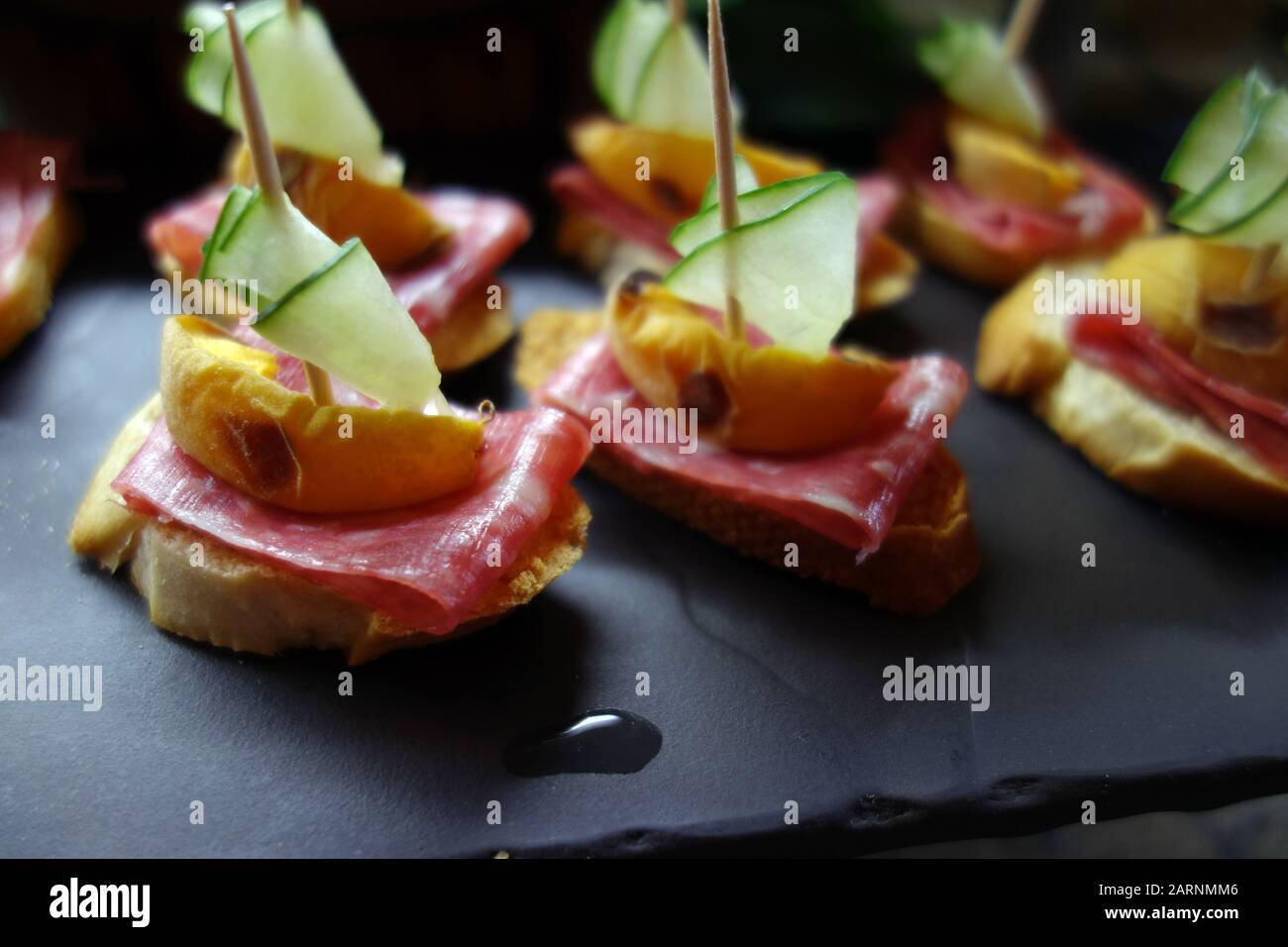 Salame/Peach & Cucumber Appetizer/snack 'Panish Tapas' in esposizione al buffet presso l'Azul Beach Resort Hotel, Puerto Morelos, Cancun, Messico. Foto Stock