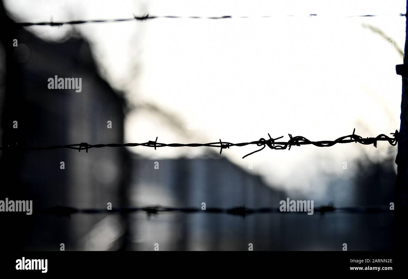 Oswiecim, Polonia. 27th Gen 2020. Recinzione a filo spinato al confine della commemorazione del 75th anniversario della liberazione del campo di concentramento tedesco Auschwitz. Credito: Britta Pedersen/dpa-Zentralbild/ZB/dpa/Alamy Live News Foto Stock