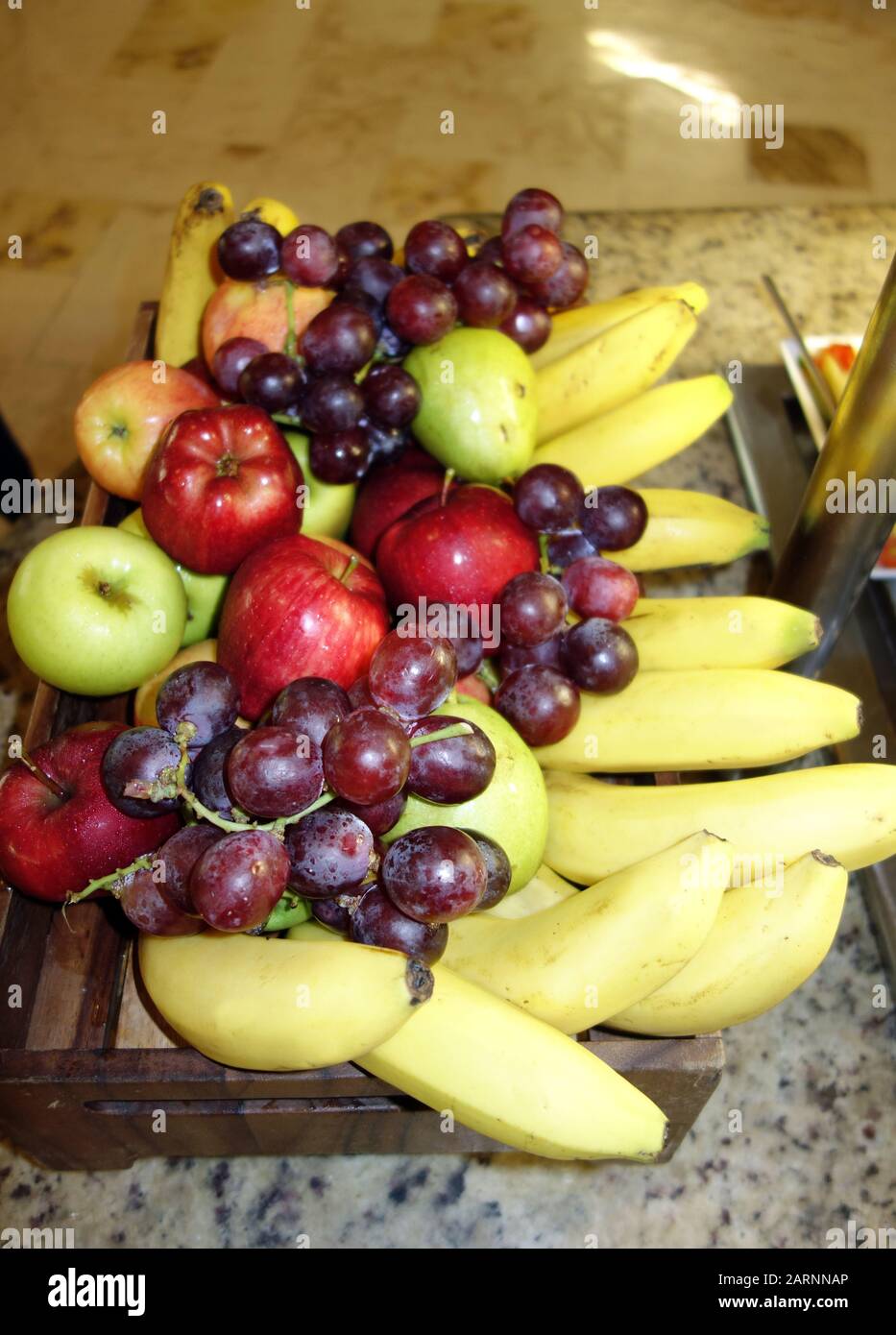 Frutta fresca su una tavola di legno sul Display presso la stazione di frullato nel Buffet all'Azul Beach Resort Hotel, Puerto Morelos, Riviera Maya, Cancun. Foto Stock