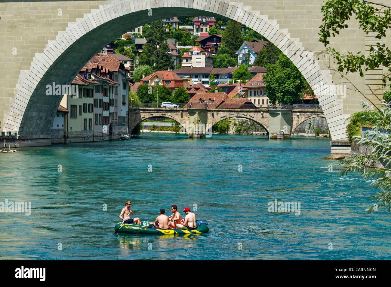 L'acqua pulita del fiume Aare, che si snoda verso la città dalle Alpi Bernesi, offre ristoro durante l'estate calda a Berna, Svizzera Foto Stock