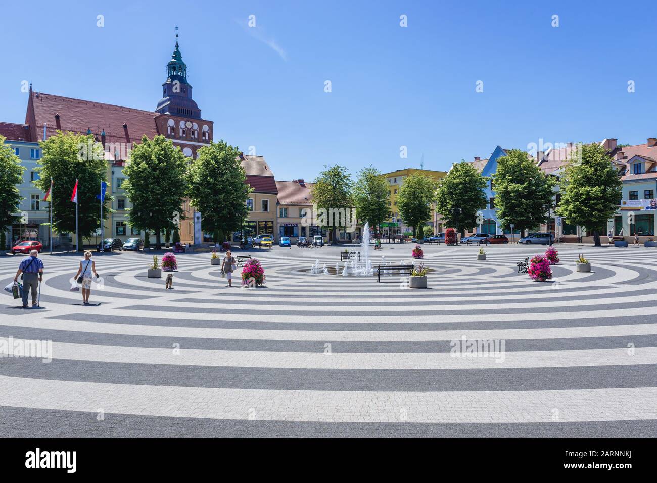 Piazza della Vittoria nella Città Vecchia di Gryfice, capitale della Contea di Gryfice nella Voivodato occidentale della Polonia, vista con la Chiesa di Santa Maria Foto Stock