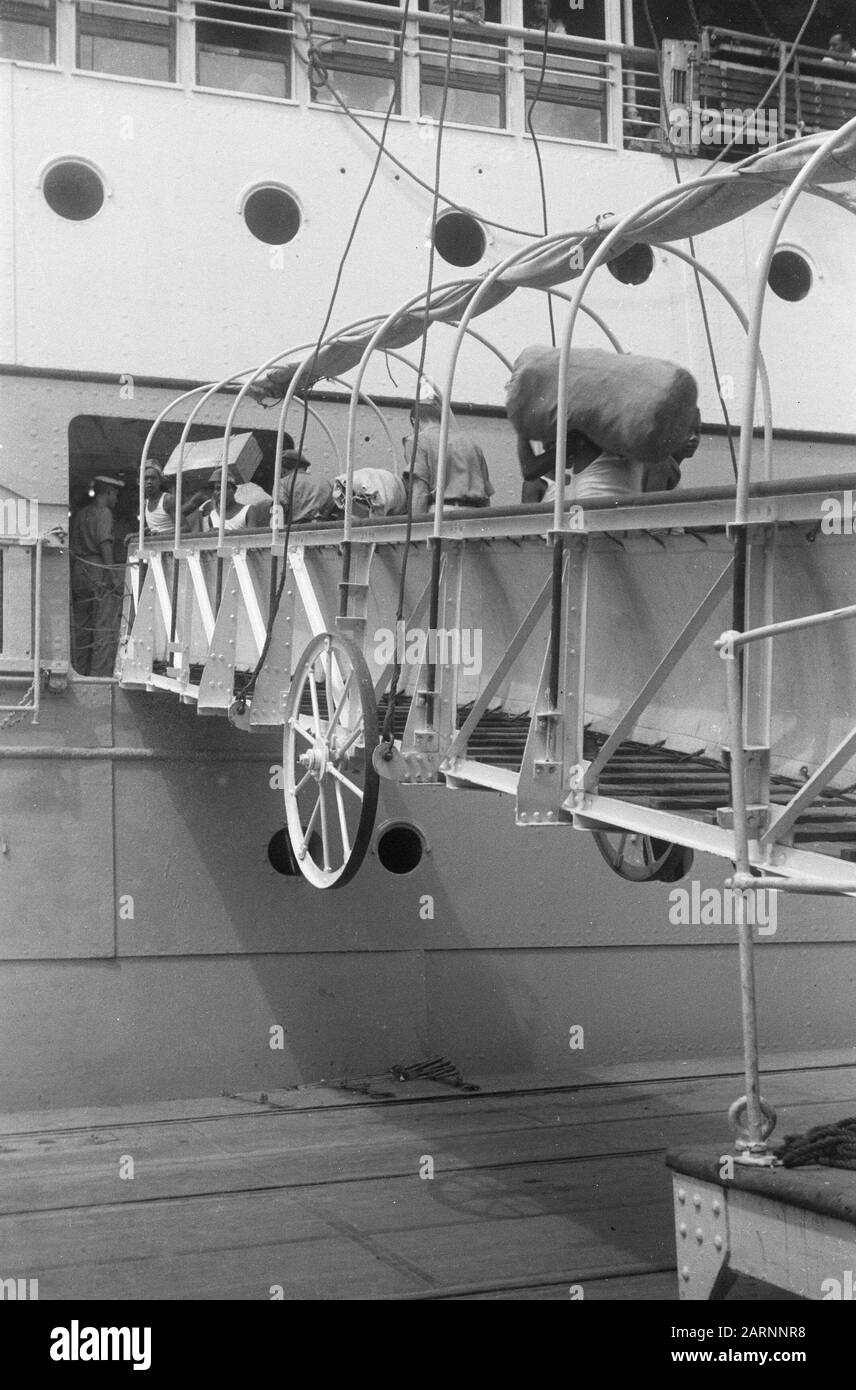 Partenza Oldenbarnevelt con il primo sbarco sulla nave Johan van Oldenbarnevelt Data: 14 maggio 1949 luogo: Batavia, Indonesia, Jakarta, India orientale olandese, Tandjong Priok Foto Stock