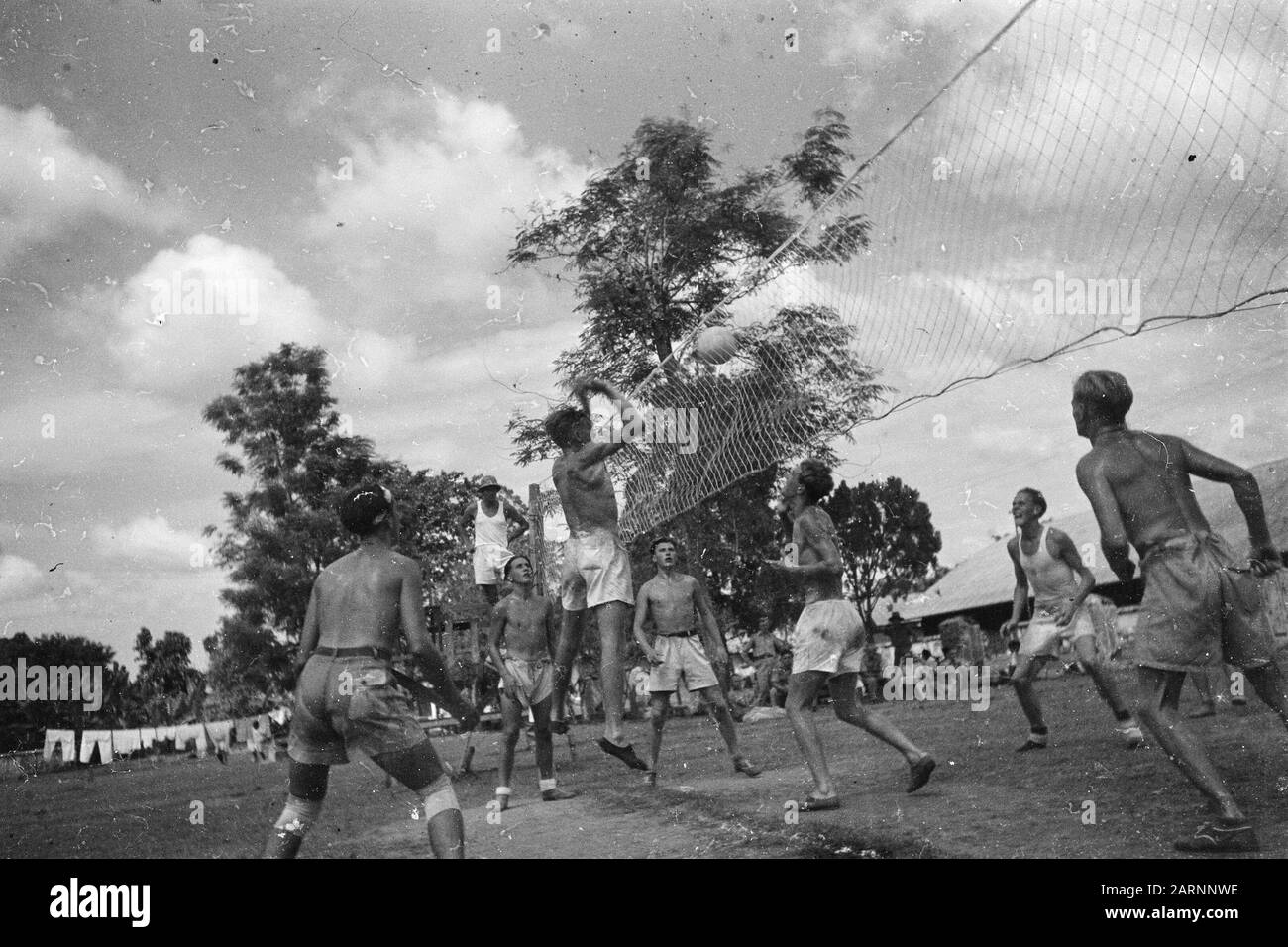 3 Anniversary 3rd Reggimento Guardia Principessa Irene; Partita Di Pallavolo Partita Di Pallavolo Pebayuran Data: 8 Maggio 1949 Luogo: Indonesia, Indie Orientali Olandesi Foto Stock