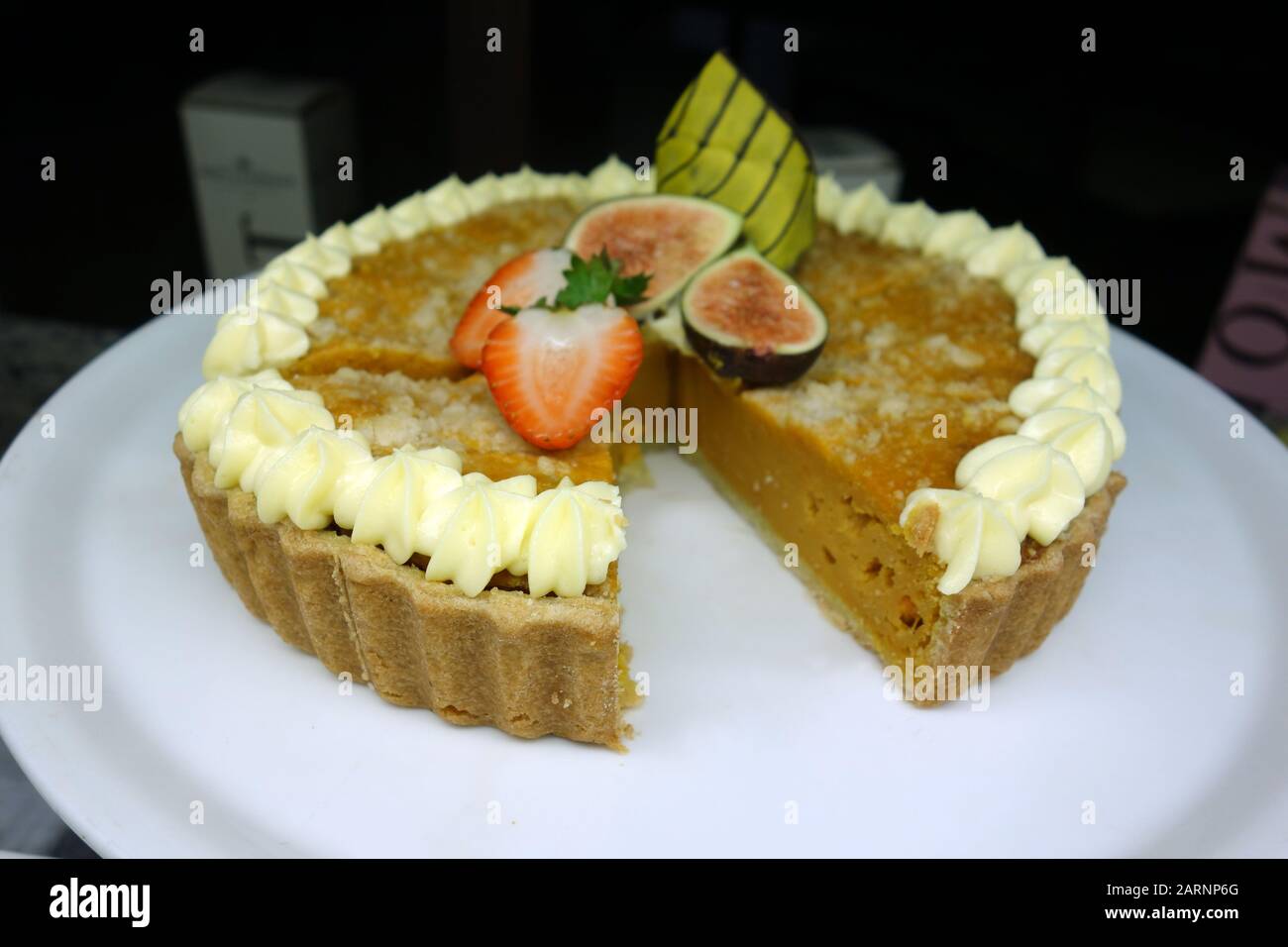 Vaniglia Flan / Torta Decorata Con Panna / Fragole / Fichi Sul Buffet Al Azul Beach Resort Hotel, Puerto Morelos, Riviera Maya, Cancun. Messico. Foto Stock