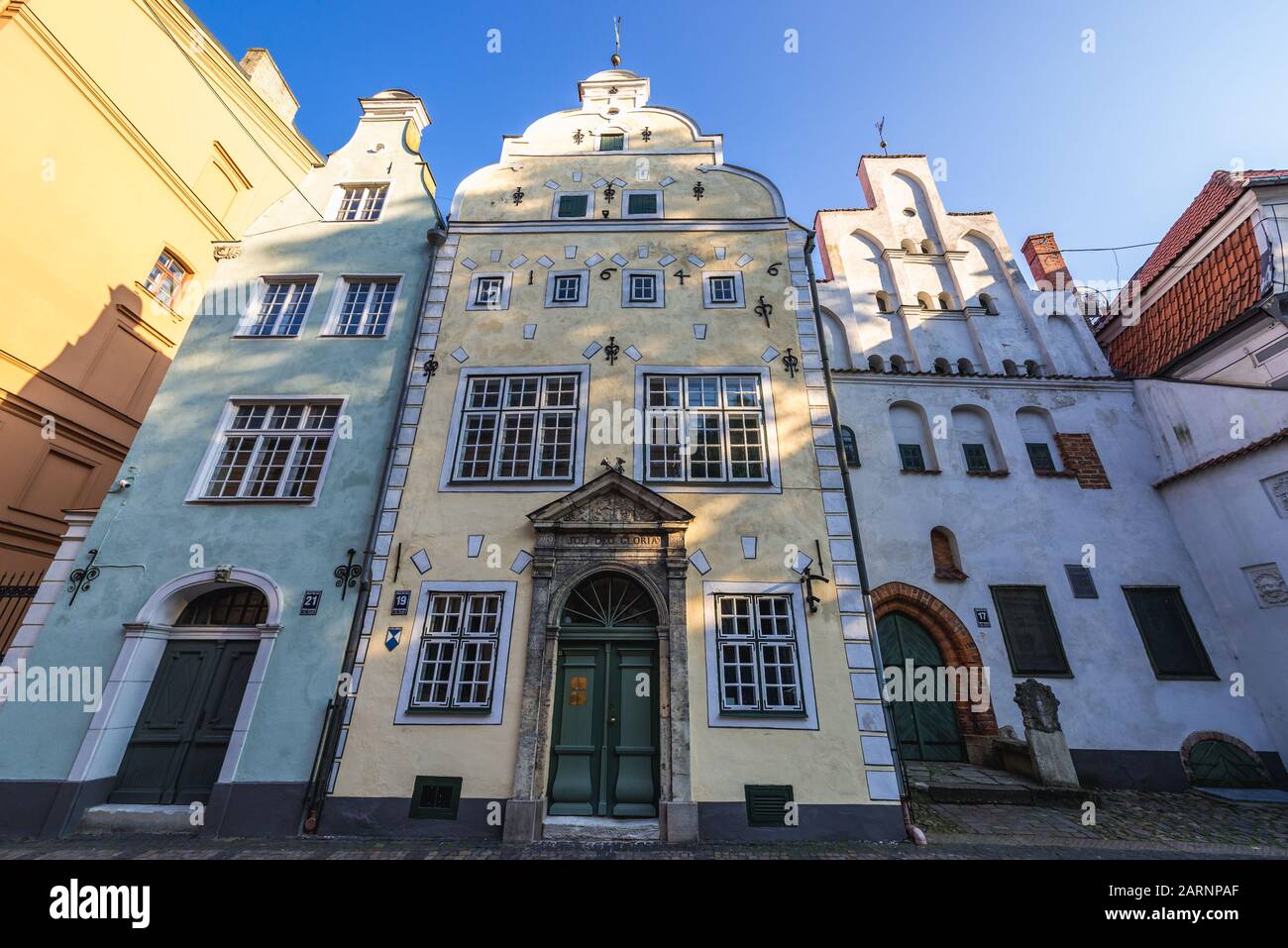 Edifici residenziali chiamato tre fratelli sulla Maza Pils Street sulla Città Vecchia di Riga, la città capitale della Repubblica di Lettonia Foto Stock