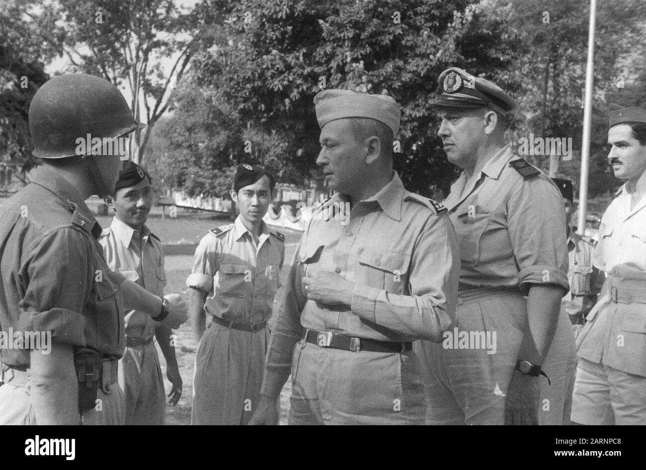 Ritiro truppe olandesi da solo, Gondang Winangoe e Klaten dieci minuti dopo il trasferimento della città di Gondong Winangoe, le truppe T.N.I.-truppe sono venuto ai loro posti nella presa. Un comandante plotone olandese riferisce al colonnello J.H.M.U.L.E. OHL, dietro di lui residente TBA F.W.G. Linck Annotation: T.B.A. = Consulente Per La Governance Territoriale Data: 12 Novembre 1949 Luogo: Indonesia, Java, Indie Orientali Olandesi Foto Stock