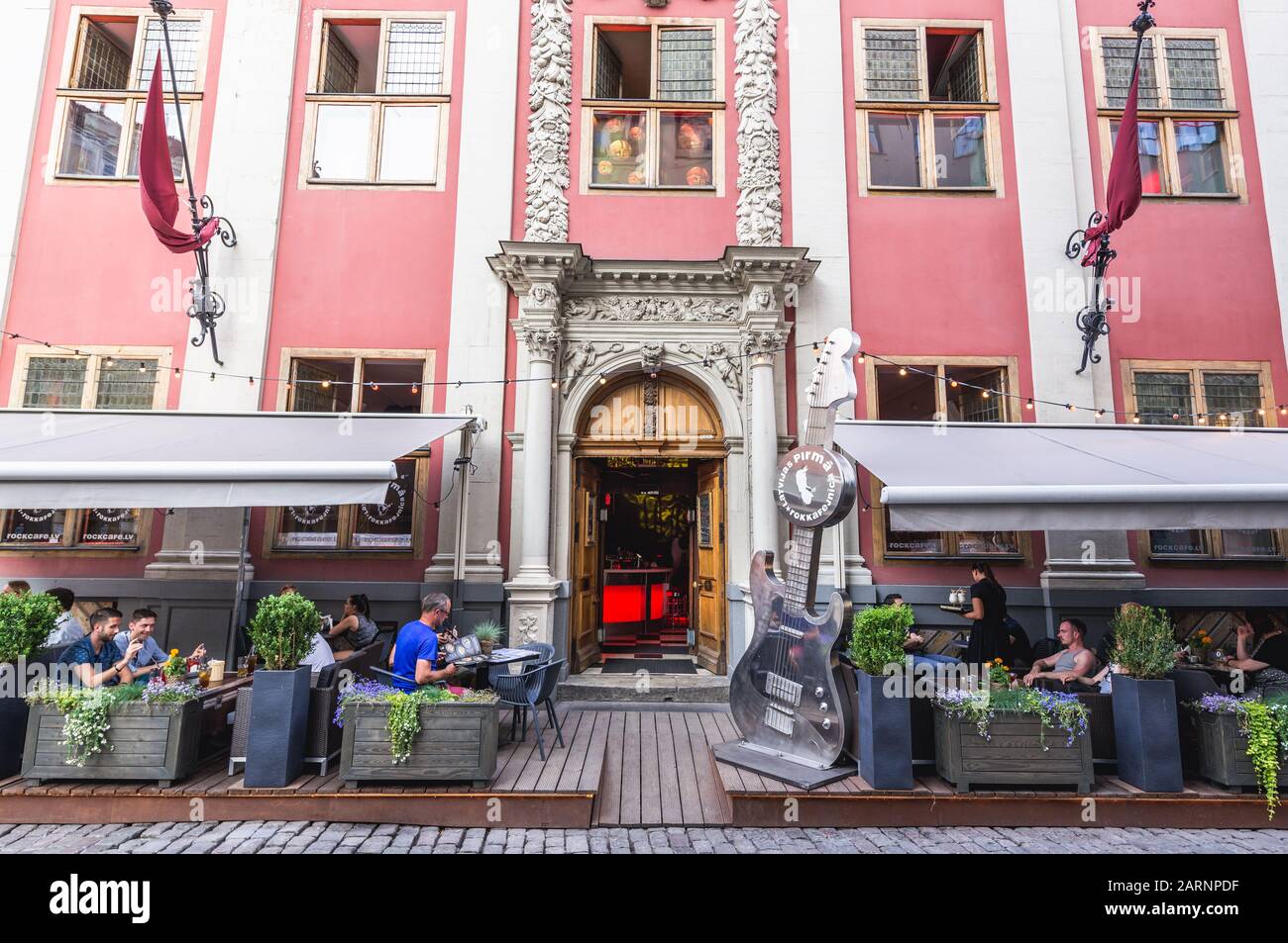 Rocke Cafe Riga music club e ristorante sul Marstalu Street, Città Vecchia di Riga, la città capitale della Repubblica di Lettonia Foto Stock