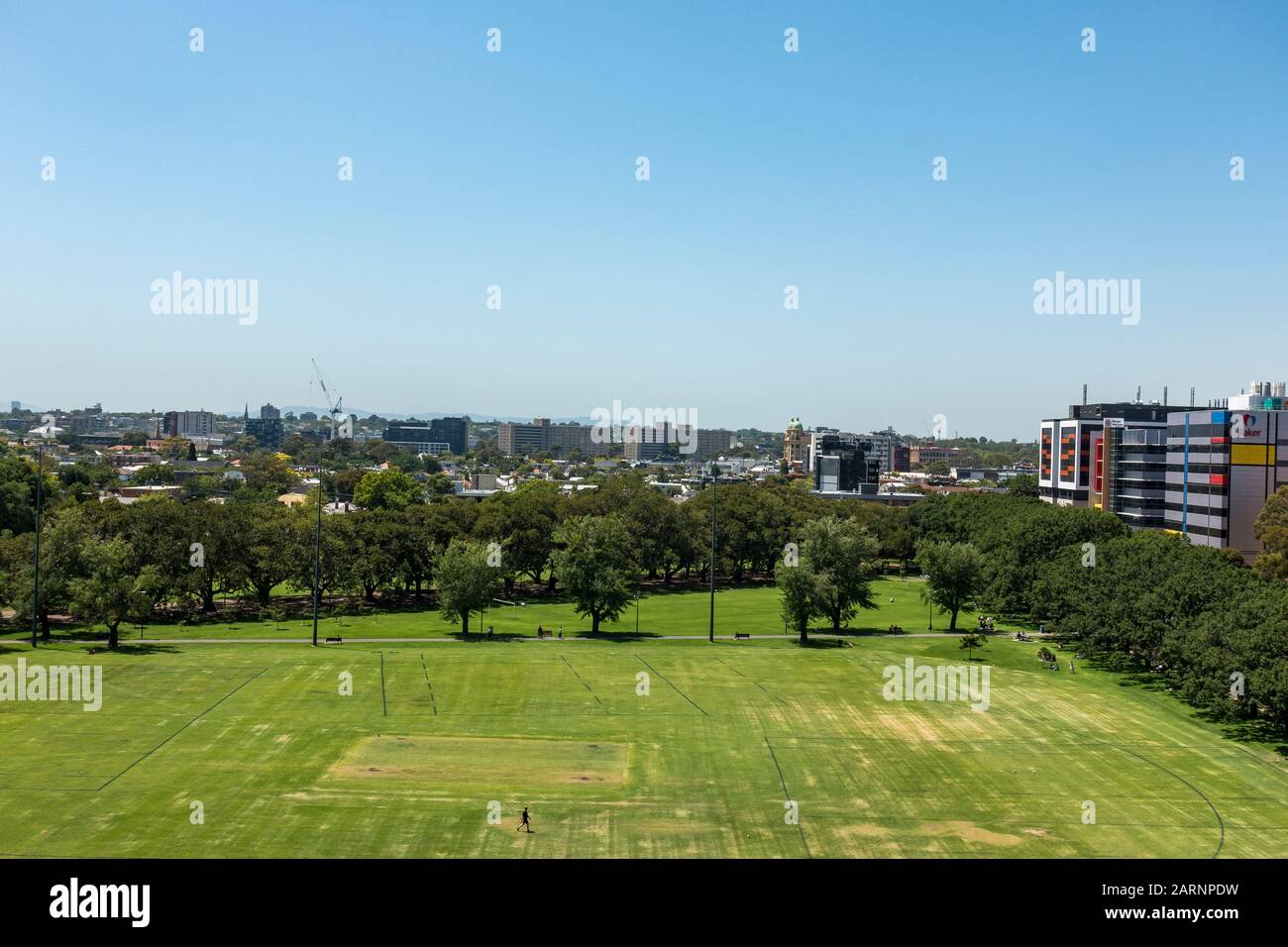 Vista sul Fawkner Park, Melbourne, verso l'Alfred Hospital e Prahran. Foto Stock