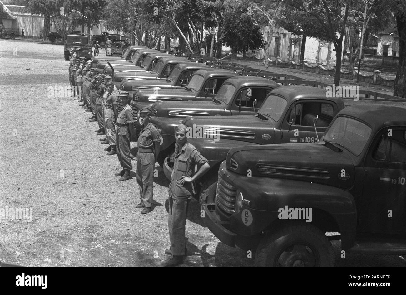 Trasferimento di Ngandyuk Sabato 12 novembre sono stati a Ngandyuk (Java orientale) 48 Ford camion, 16 moto, 4 jeep, 4 pick-up e 3 cross auto al TNI trasferito. A Ngandjoek le automobili sono state ispezionate per la resa [i conducenti olandesi sono responsabili dei loro veicoli] Data: 12 novembre 1949 luogo: Indonesia, Java, Indie Orientali olandesi, Ngandjoek Foto Stock