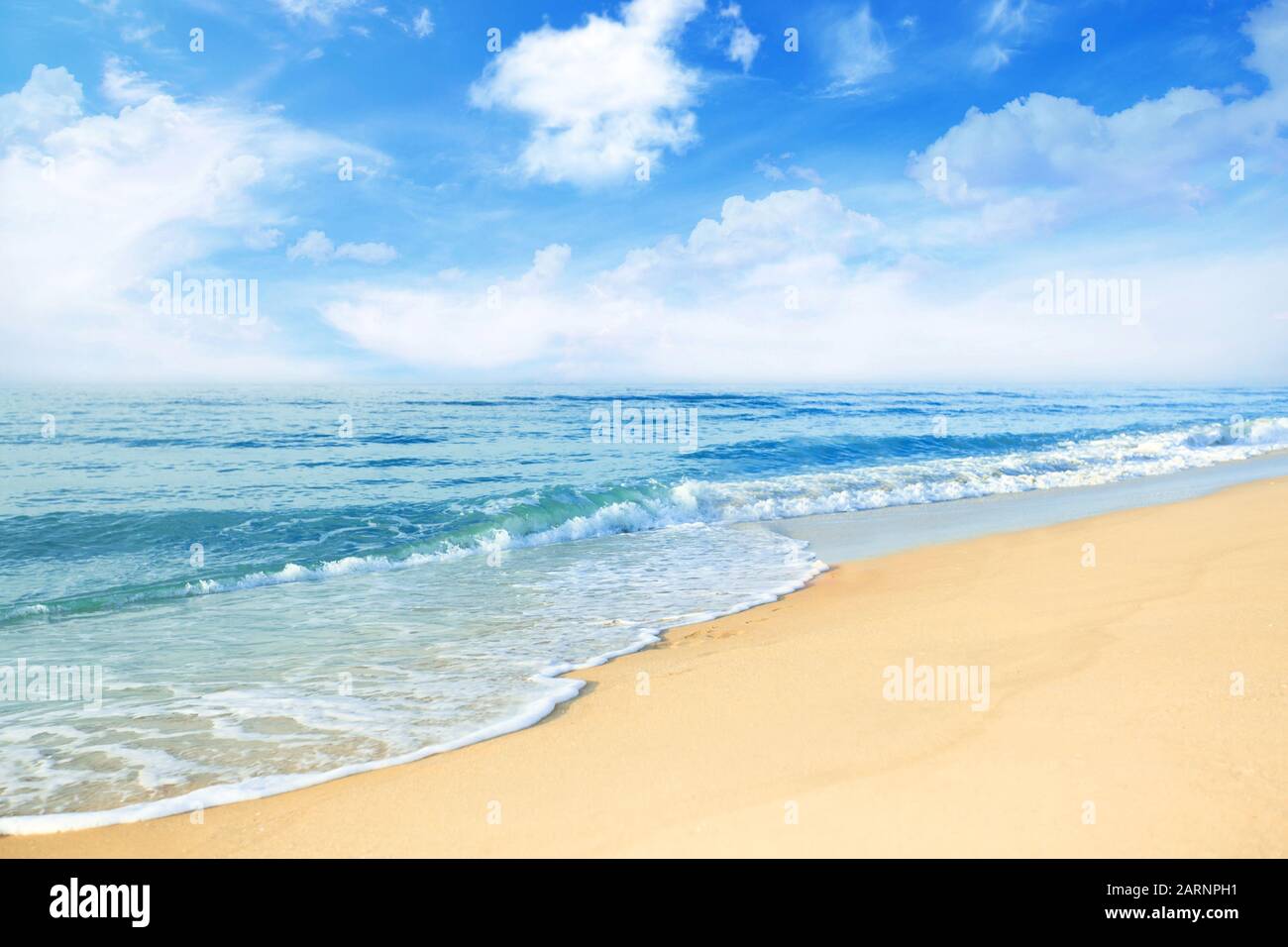 Bella spiaggia tropicale e mare con nuvola bianca e cielo sfondo blu Foto Stock