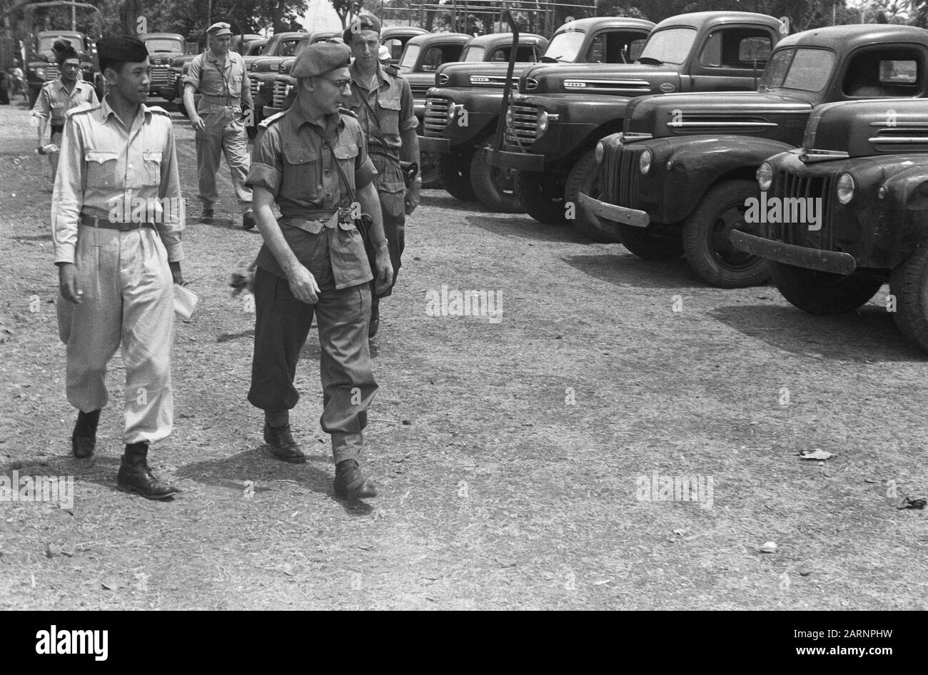Trasferimento di Ngandyuk Sabato 12 novembre sono stati a Ngandyuk (Java orientale) 48 Ford camion, 16 moto, 4 jeep, 4 pick-up e 3 cross auto al TNI trasferito. Il tenente colonnello D. Coumou, addetto ai trasporti di Giava Orientale, ispeziona il materiale congiuntamente con il funzionario TNI Data: 12 novembre 1949 luogo: Indonesia, Giava, Indie Orientali Olandesi, Ngandjoek Foto Stock