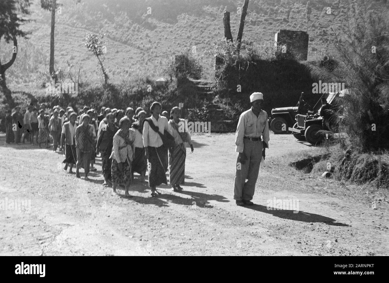 Regalo dall'altra parte dei combattenti di Status Quo-line Women of TNI sulla loro strada per la costruzione della distribuzione underdistr. Getasan Kopeng Data: 31 Agosto 1948 Località: Indonesia, Java, Indie Orientali Olandesi Foto Stock