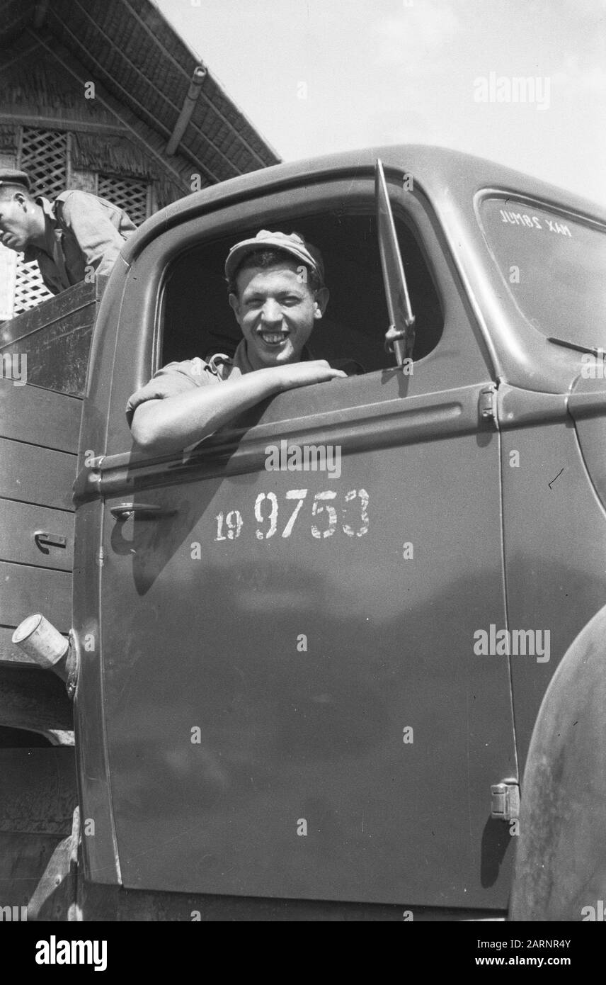 In articolo sul trasporto Dell'Acqua" e da niente al laboratorio" scatole di carico, valigie e cesti in camion dell'esercito della 6th società AAT Data: Settembre 1948 luogo: Indonesia, Indie orientali olandesi Foto Stock