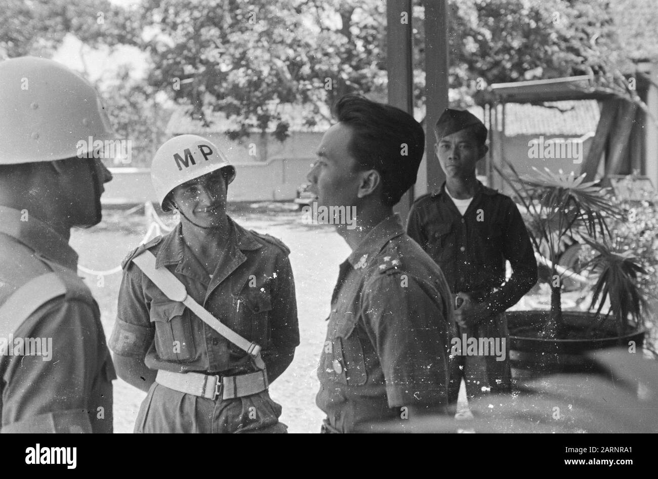 A Salatiga si sono svolte discussioni con le autorità repubblicane [due membri della polizia militare olandese in conversazione con un capitano TNI Data: 13 agosto 1948 luogo: Indonesia, Java, Indie Orientali olandesi, Salatiga Foto Stock