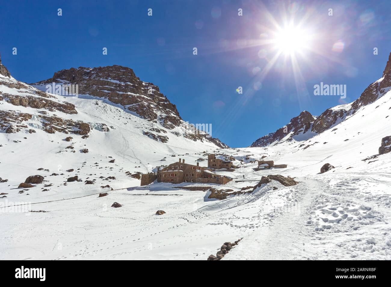 Rifugio Toubkal Les Mouflons , Douar Aremd, Imlim, Marocco. Rifugio du Toubkal in vista neve dalla cima. Foto Stock