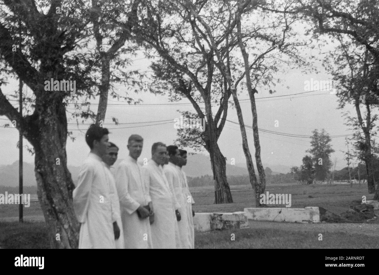Con Koopman [fotografo] di Gombong Dal territorio repubblicano, sette sacerdoti ritornarono al loro Noviziato originale a Oengaran (area olandese). Dietro di loro c'era una vita difficile di prigionia di guerra e di haun, ma erano grati di averla sperimentato, perché provava loro che c'era ancora molto lavoro lì. Essi sono stati chiamati per 'asoe balandah' (cane bianco). Non si sono arrabbiati, ma hanno semplicemente detto: Poi dovranno mostrare balandah ma non un cane! Data: 10 Ottobre 1948 Luogo: Gombong, Indonesia, Java, Indie Orientali Olandesi Foto Stock