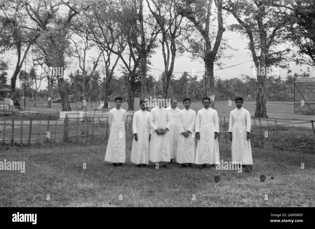 Con Koopman [fotografo] di Gombong Dal territorio repubblicano, sette sacerdoti ritornarono al loro Noviziato originale a Oengaran (area olandese). Dietro di loro c'era una vita difficile di prigionia di guerra e di haun, ma erano grati di averla sperimentato, perché provava loro che c'era ancora molto lavoro lì. Essi sono stati chiamati per 'asoe balandah' (cane bianco). Non si sono arrabbiati, ma hanno semplicemente detto: Poi dovranno mostrare balandah ma non un cane! Data: 1948/9/10 Luogo: Gombong, Indonesia, Java, Indie Orientali Olandesi Foto Stock