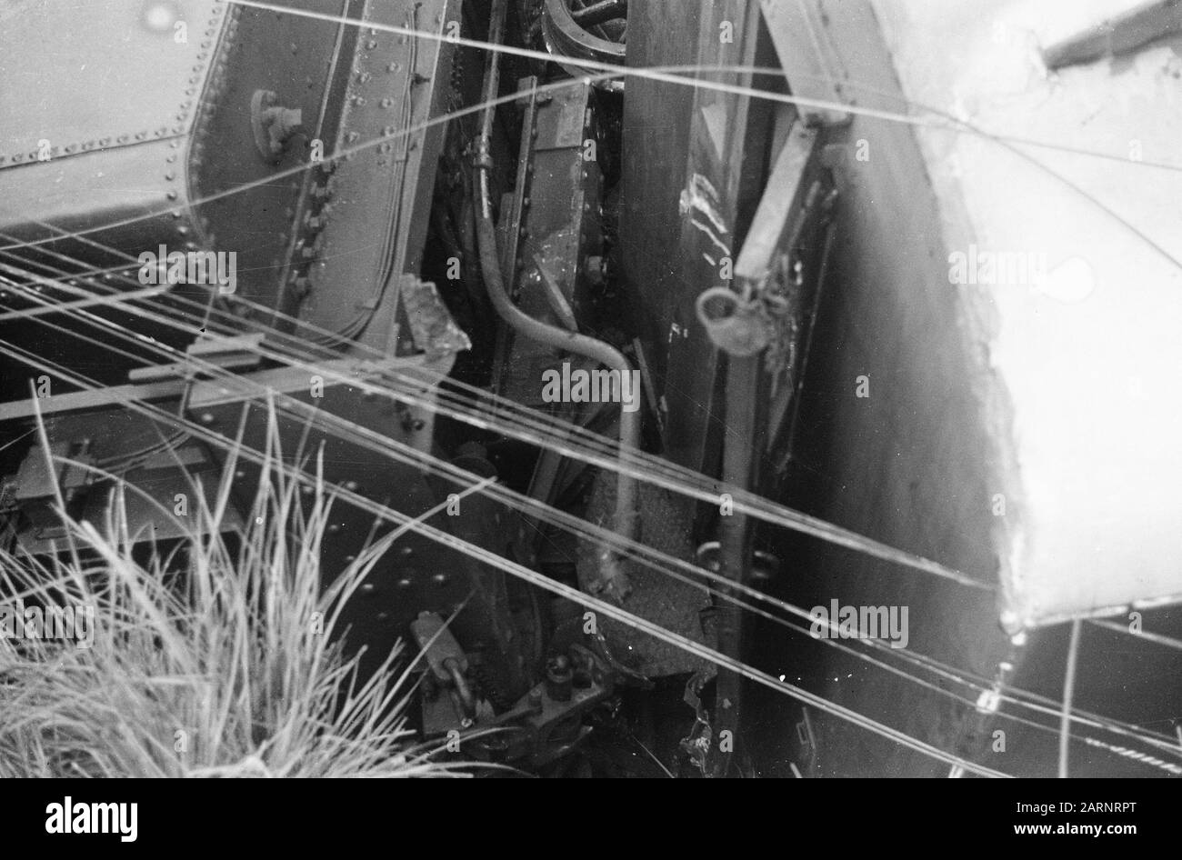 Treno incidente Poerwakarta Venerdì pomeriggio, 22 ottobre 1948 il treno veloce Batavia-Bandoeng a 16,50 ore due chilometri a sud di Poerwakarta, vicino Bengoal, deragliato, perché le rotaie erano state rotte da una banda di terroristi su una distanza di 20 metri. Subito dopo il deragliamento, il treno è stato preso sotto il fuoco da circa 50 uomini presidiati con armi automatiche e armi, uccidendo otto persone e ferendo 23. A causa del fatto che un numero significativo di soldati viaggiavano in treno, il fuoco della banda poteva essere risposto quasi immediatamente. Ciò ha impedito di peggio. Panoramica di Foto Stock