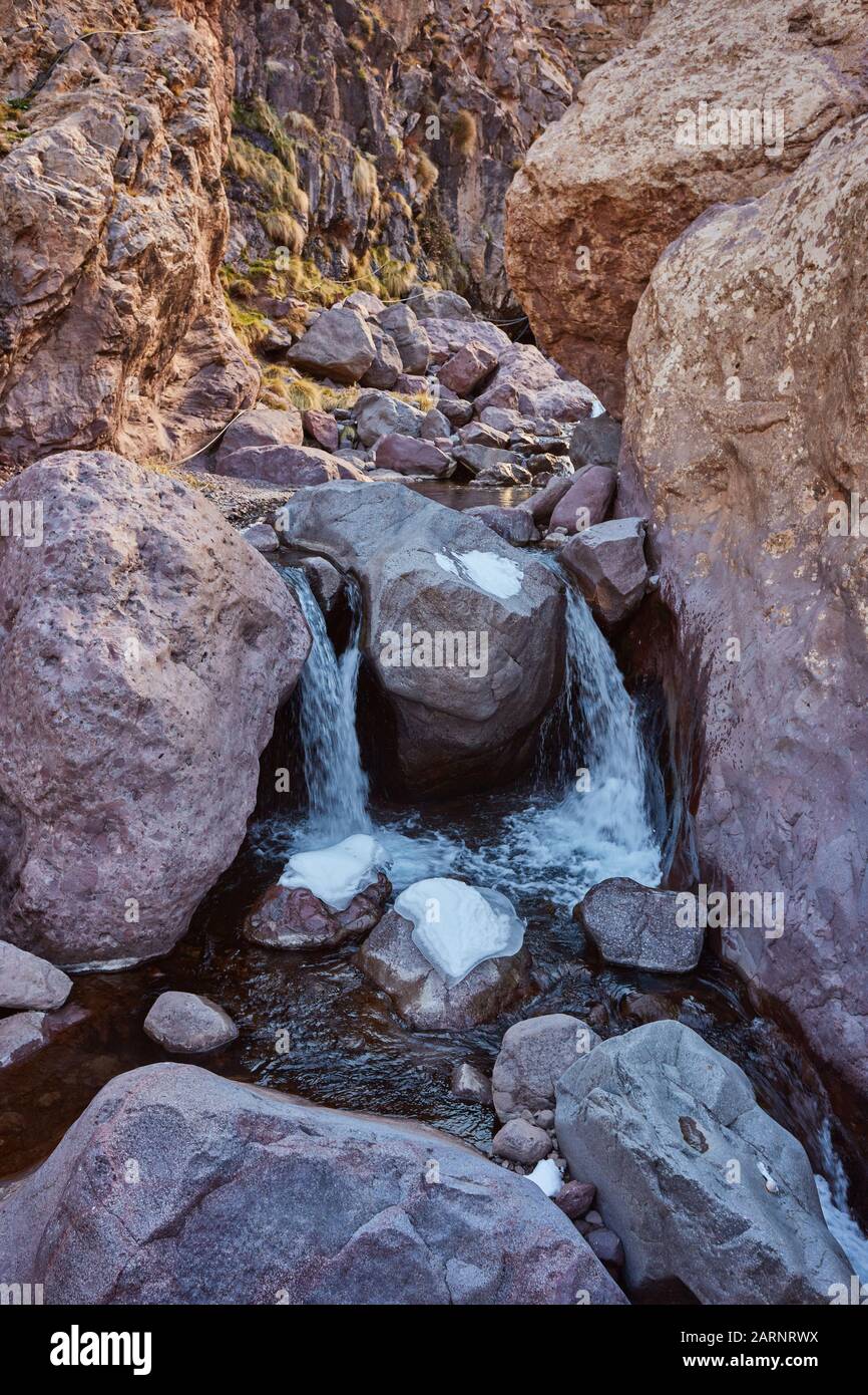 Cascata ghiacciata vicino a Jebel Toubkal picco, Atlante, Marocco Foto Stock