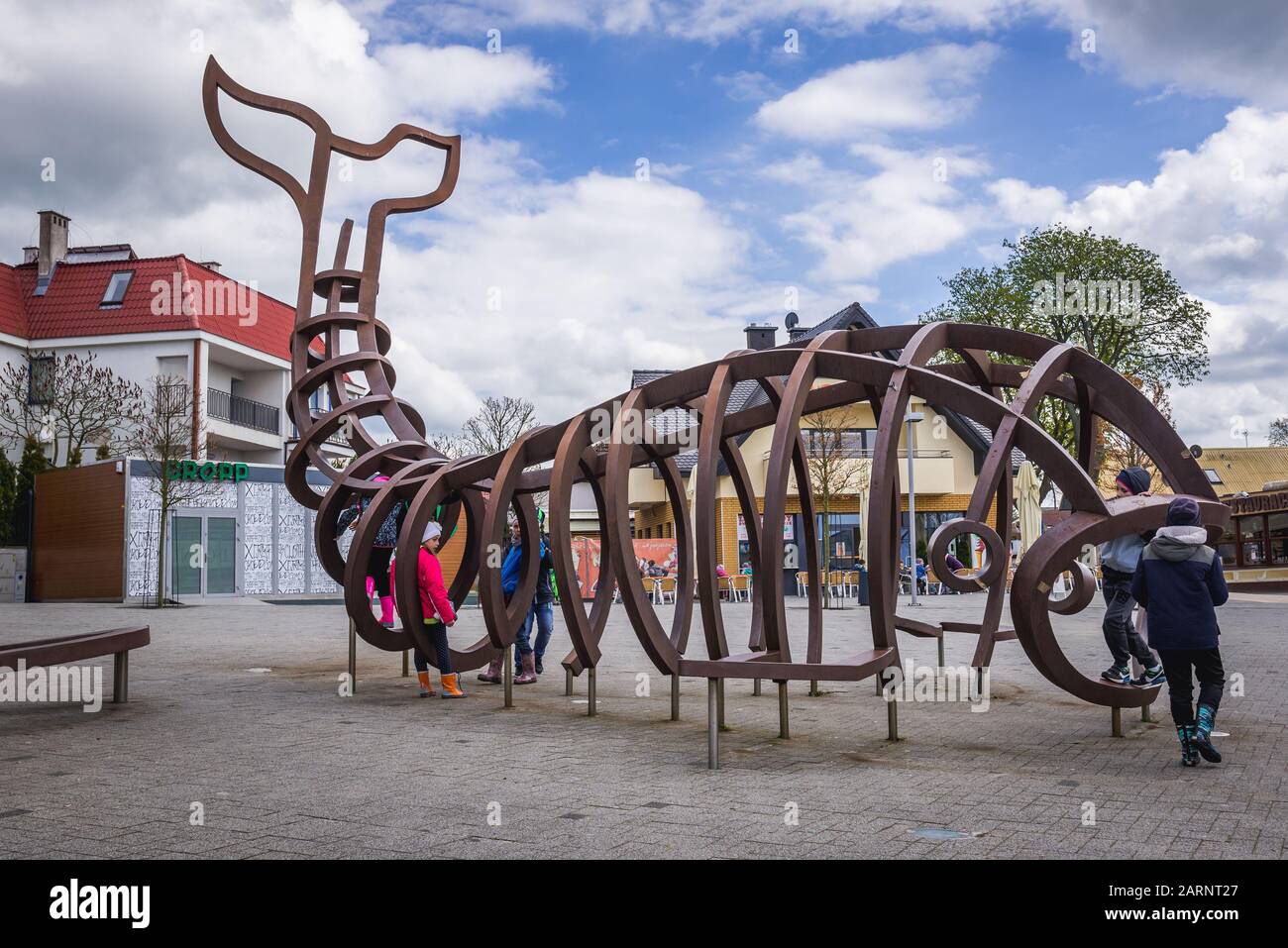 Sculture di balene nel villaggio di Rewal, Voivodato della Pomerania Occidentale della Polonia Foto Stock