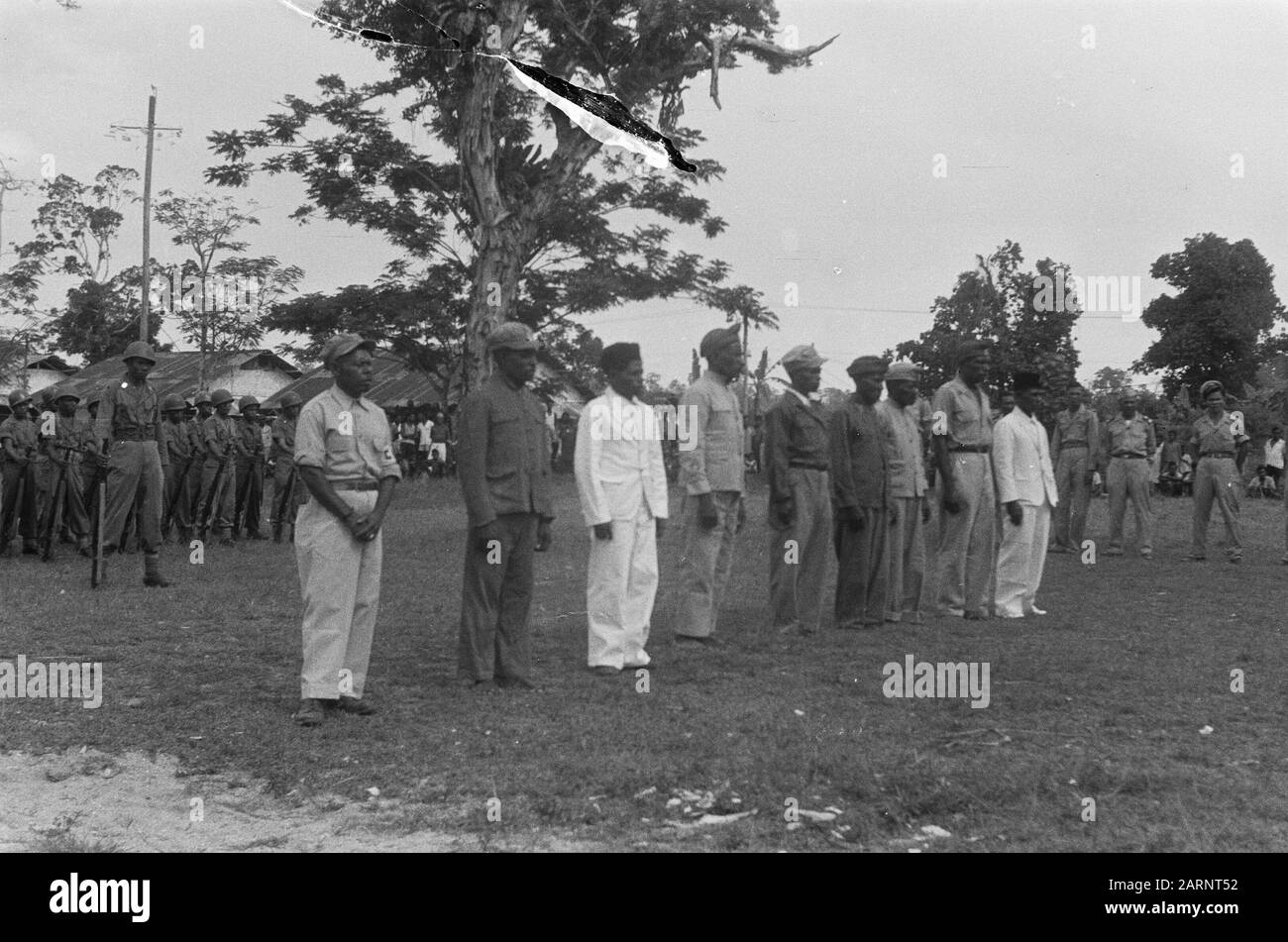 Nuova serie Guinea: Premio 9 teste di villaggio con la Croce di bronzo per guerilla battaglia contro Il Japs teste di villaggio Data: Ottobre 1948 Località: Indonesia, Olandese-India, Nuova Guinea Foto Stock