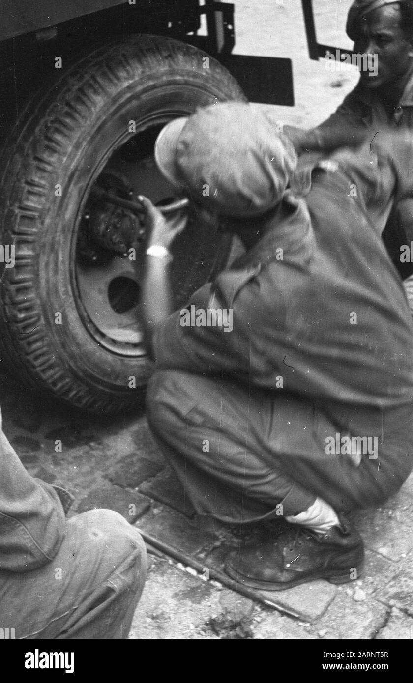 Sumedang Sumedang: Un avamposto di 3-4 R.I. nella cui zona non è esattamente tranquilla, ha organizzato la propria sicurezza e intorno al campo un anello trappole. Tutti i giorni sono controllati Data: 14 gennaio 1948 Località: Indonesia, Indie Orientali Olandesi, Sumedang Foto Stock