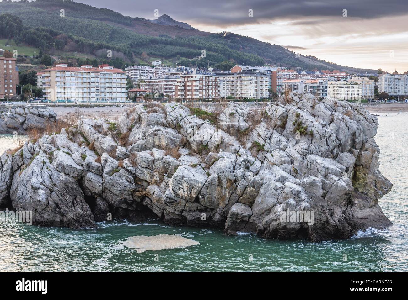 Rocce sulla riva del porto marittimo di Castro Urdiales in Cantabria regione della Spagna Foto Stock